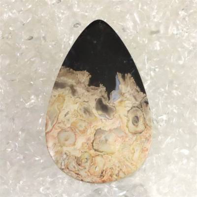 商品説明 商品名 ペトリファイドウッド 珪化木 51mm ティアドロップ ルース 14.6g 　(ID:12912) サイズ(mm) 32 X 51 X 6 重量 14.6g 産地 インドネシア 金属部分の材質 --- コメント ◆　本商品写真は現物のものです。写真の商品をお届けします。インドネシア産の(石化したヤシの根）であるペトリファイドウッド（珪化木）のルースです。シックな色合いと模様が美しい一品です。◆　珪化木は、長い年月をかけて地中に埋没した樹木が、地下水に溶け込んだケイ酸によって細胞組織が置き換えられ、石英や水晶と同じ二酸化ケイ素で構成された化石です。木目や年輪などの構造がそのまま残っており、まるで生きている木のような美しい姿をしています。 ご注意事項 ◆　本商品は、当社運営の他WEBショップにて販売している為、在庫更新のタイミングにより、欠品が生じる可能性がございます。予めご了承のほどお願いいたします。【y8jt&yu3#s】