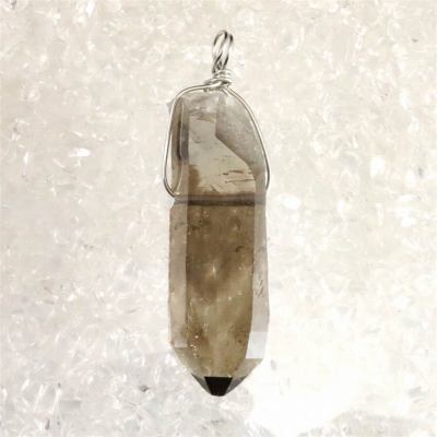 商品説明 商品名 スモーキークォーツ ケアンゴーム ドフィーネ式双晶 ワイヤー ペンダントトップ 13.1g　(ID:52817) サイズ(mm) 14 X 45(55) X 9 重量 13.1g 産地 マラウィ共和国 金属部分の材質 --- コメント ◆　本商品写真は現物のものです。写真の商品をお届けします。◆　東アフリカのマラウィ共和国産のスモーキー（ケアンゴーム）のレーザークリスタルです。ケアンゴームは、イギリスのケアンゴーム産地で初めて採掘されたことでその名前が付きました。色の濃度によってスモーキークォーツやモリオンと呼ばれます。光を通さない真っ黒なものをモリオンと呼びます。スモーキークォーツは地中で水晶のもつアルミニウムと放射線が科学反応を起こすことでちょいろくなりスモーキークォーツになります。さらに長い年月、地中に残ることで色が濃くなりケアンゴーム、モリオンと呼ばれるようになります。◆　ドフィーネ式双晶は、同じ向きの水晶が同軸上に貫入した双晶です。外観は一つの水晶に見えますが、実際は二つ以上の水晶が合体したものです。（肉眼での判別が難しいケースが多いと言われております） ご注意事項 ◆　本商品は、当社運営の他WEBショップにて販売している為、在庫更新のタイミングにより、欠品が生じる可能性がございます。予めご了承のほどお願いいたします。【y8jt&yu3#s】