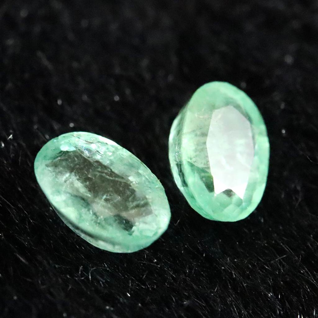 宝石質エメラルドAAA ルース ファセットカット 2個セット 1.05ct