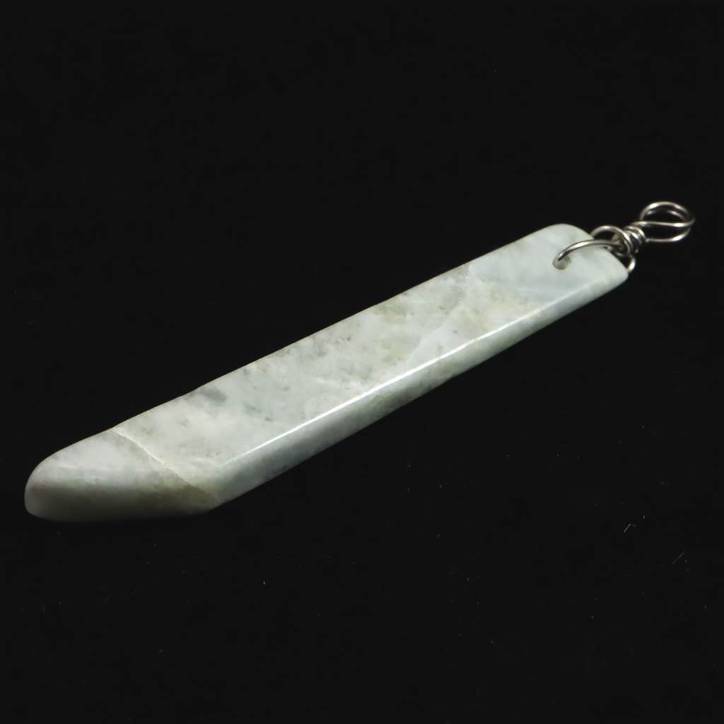 糸魚川翡翠 ヒスイ 白 緑色　62mm フリーフォーム ペンダントトップ 7.8g