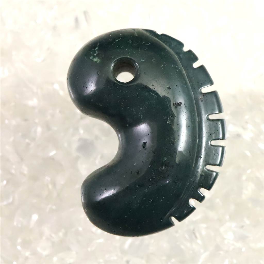 出雲碧玉 出雲石 AA 32mm勾玉 獣型 ディレクトリーカード付 11.2g