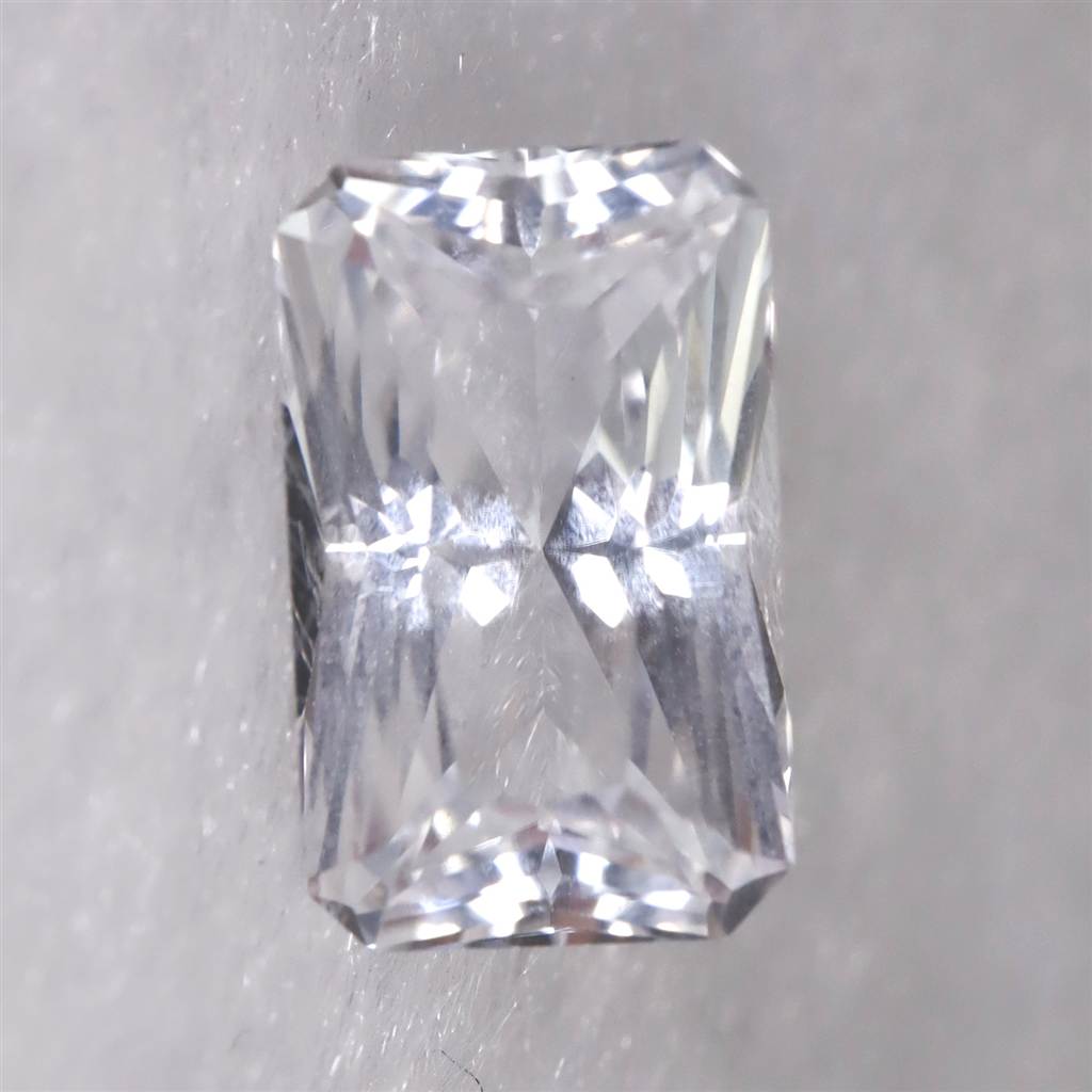 商品説明 商品名 ロシア産 フェナカイト 9.5mm レクタングルカット ルース 鑑別書付 1.91ct　(ID:49674) サイズ(mm) 5.9 X 9.5 X 4.8 重量 1.91ct 産地 ロシア 金属部分の材質 --- コメント ◆　本商品写真は現物のものです。写真の商品をお届けします。希少なロシア産フェナカイトのルースです。鑑別書をお付けいたします。◆　フェナサイト（フェナイカイト）はブラジル、スリランカ、マダガスカル、メキシコ、ジンバブエ、ザンビア、ノルウェー、ロシア、タンザニア、スイス、米国、ミャンマー（ビルマ）で発見されている硬度7．5〜8のベリリウムの珪酸塩です。フェナサイトは大変希少な鉱物ですが、特に形状が整っていて透明度の高い結晶は希少価値が高いと言われております。◆　ロバートシモンズ氏によるコメントフェナカイトは、ほとんどどのような人においても、あるいは、一度に複数のグループの人々においてさえ、サードアイ、クラウンチャクラ、内なるヴィジョンを見る能力を活性化するのに充分強力な、パワフルで高い波動を発しています。ライトボディの活性化のためと、個人のライトボディを、調和し、意識的に肉体とつながる状態にするために非常に有益です。このような石の助けにより、経験を積んだクリスタルワーカーはきっと、高次の領域全体をライトボディで旅し、物質次元にいる人々のためになる情報を持ち帰ることができるでしょう。 ご注意事項 ◆　本商品は、当社運営の他WEBショップにて販売している為、在庫更新のタイミングにより、欠品が生じる可能性がございます。予めご了承のほどお願いいたします。【y8jt&yu3#s】
