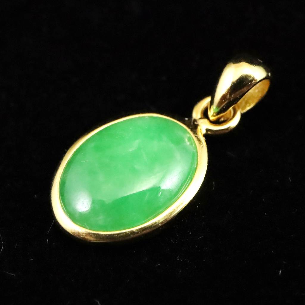 マダガスカル産 翡翠 ヒスイ 10mmオーバル ペンダントトップ 0.91g