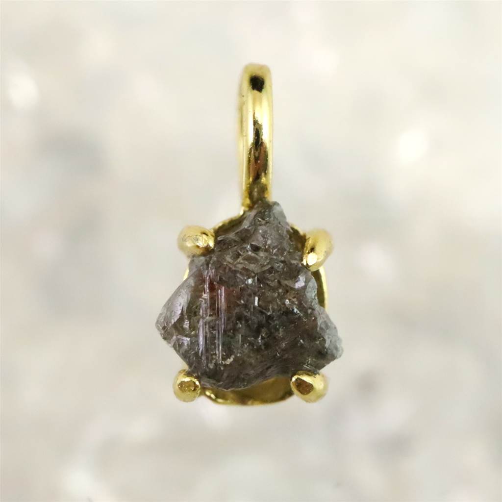 商品説明 商品名 天然 ブラック ダイヤモンド 原石 ペンダントトップ 0.26g　(ID:70692) サイズ(mm) 4.5 X 5(9) X 3 重量 0.26g 産地 アフリカ 金属部分の材質 シルバー925 18KGP仕上げ コメント ◆　本商品写真は現物のものです。写真の商品をお届けします。天然非処理のダイヤモンドの原石ペンダントトップです。◆　ダイヤモンドは，自己と神を結びつける最初の入り口です。ダイヤは光の領域でもっとも強力な力を発揮します。そこで感じる力の性質は，人間的なものではなく，大きく力強い愛と願いなのです。 ダイヤモンドは，天体の音楽と音色の調和の波動を，数学的精密さをもって伝え，ロゴスや神聖な言葉についての構想と調和の自己瞑想を通じて感じることができます。創世記と同じことが，ダイヤモンドでも言えるのです。"はじめに言葉があり，言葉は神と共にあり，言葉は神であった。"具現化の初期段階として，神聖な幾何学の形の輪郭が見えてきます。従って，双方の表現(言葉や形)は，計り知れない神の現れなのです。宝石の中でも，ダイヤモンドはロゴスに最も近い表現を表します。スピリチュアルな流れが世界へ流れるように，ダイヤモンドは最も純粋で強大な力が流れ込む最初の扉としての役割を果たします。 ご注意事項 ◆　本商品は、当社運営の他WEBショップにて販売している為、在庫更新のタイミングにより、欠品が生じる可能性がございます。予めご了承のほどお願いいたします。【y8jt&yu3#s】