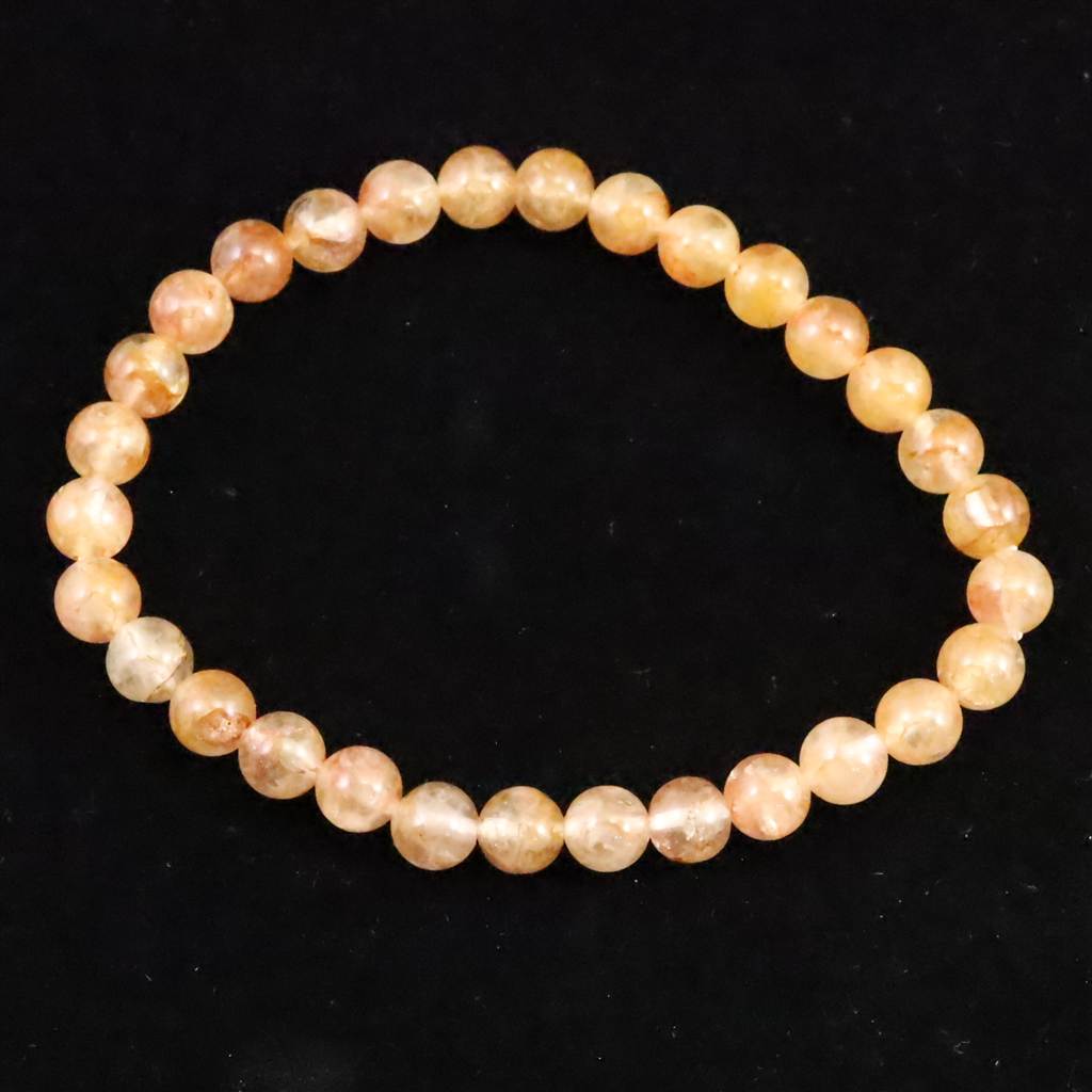 商品説明 商品名 H&E社　ヒマラヤレッド アゼツライト 6mm玉ブレスレット 証明書付 9.7g　(ID:62858) サイズ(mm) ビーズ寸法： 約6mm × 30珠　　ブレス内周：約17cm 重量 9.7g 産地 北インド　 金属部分の材質 --- コメント ◆　本商品写真は現物のものです。写真の商品をお届けします。ヘブン＆アース社発行の証明書付きです。◆　本商品はH&E社の【AZOZEO／アゾゼオ】タイプとなります。アゾゼオは通常のクリスタルより高い波動を備えた超活性クリスタルの事です。◆　ロバート・シモンズ著書より...ヒマラヤ・レッド・アゼツライトは、北インドのヒマラヤ・ゴールド・アゼツライトと同じ鉱脈から発見されました。これらの石は、赤とゴールドの色を含み、グレートセントラル・サンの名無き光により活性化されていると言われています。ヒマラヤ・レッド・アゼツライトは、豊富なプラーナと霊的な生命力を供給します。内的な勇気、生命力、情熱、そして力を高めます。この石は、肉体と地球への霊的領域での最高次の波動の統合と共に助けます。この石は、個人の完全性や生命力を高め、破壊的な力と共鳴しないことにより、波動パターンをシフトするという意味において、ある種の霊的な殺菌剤として作動します。ライト・ボディを覚醒させるために、ヒマラヤ・レッド・アゼツライトは、身体の細胞の変成に直接取りかかります。ヒマラヤ・レッド・アゼツライトは、共に瞑想し、細胞意識を覚醒させることにより、身体を覚醒させ、光り輝く状態なるまで（細胞の）粒単位で変容させることを助けます。この石は、破壊的なパターンを解放し、再生と新生へのテンプレートを供給し、さらに高いエネルギーレベルで生きることができるように助けます。ヒマラヤ・レッド・アゼツライトの出現は、人類が、霊的変成の完全なる体験へと準備していることを意味します。 ご注意事項 ◆　本商品は、当社運営の他WEBショップにて販売している為、在庫更新のタイミングにより、欠品が生じる可能性がございます。予めご了承のほどお願いいたします。【y8jt&yu3#s】