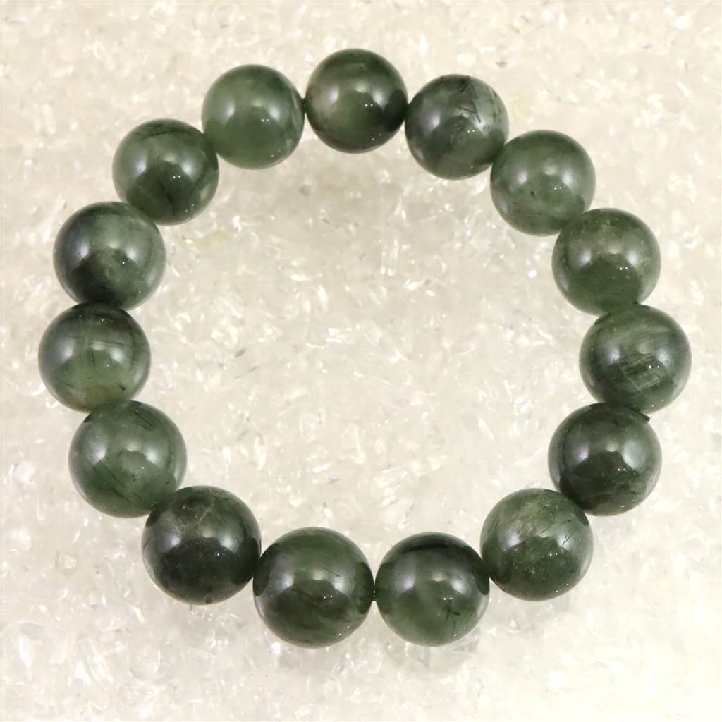 商品説明 商品名 ザギマウンテンクォーツ ブルーターラ 14.5mm玉ブレスレット 証明書付 63.4g　(ID:85258) サイズ(mm) ビーズ寸法： 約14.5mm × 15珠　　ブレス内周：約18cm 重量 63.4g 産地 パキスタン　ザギマウンテン産 金属部分の材質 -- コメント ◆　本商品写真は現物のものです。写真の商品をお届けします。ギャランティカードをお付け致します。◆　ザギマウンテンクォーツは、パキスタンとアフガニスタンの国境地帯に位置する「聖なる山」と呼ばれるザギマウンテンで産出する特異な水晶です。ルチル、アクチノライト、エジリン、アストロフィライト、リーベカイトなど多様な鉱物を内包し、その組成の違いにより黄色、青、黒など多彩な色調を示します。産出形態は塊状が多く、結晶状の標本はごく僅かに限られます。内包物に富み独特の外観を持つことから通常の水晶とは異なる個性を放ち、産地が限られ入手が非常に困難なため、大変希少な鉱物として扱われています。◆　アンフィボールやリーベカイトなど角閃石の内包により、ブルーの色味が見られるものは、ブルーターラと呼ばれています。◆　スタッフコメント；力強く前向きにさせるハートの内から愛と共に湧き上がるエネルギー。内向きな心から外へ向けさせるバランス力を感じます。 ご注意事項 ◆　本商品は、当社運営の他WEBショップにて販売している為、在庫更新のタイミングにより、欠品が生じる可能性がございます。予めご了承のほどお願いいたします。【y8jt&yu3#s】