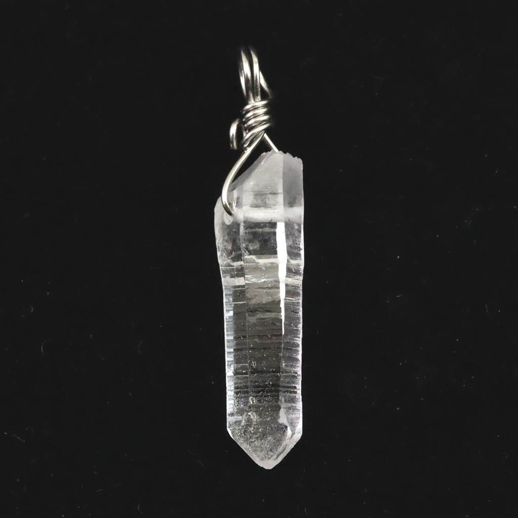 商品説明 商品名 米国アーカンソー州産 水晶 30mm原石ペンダントトップ 2.9g　(ID:16715) サイズ(mm) 8 X 30(41) X 6 重量 2.9g 産地 アメリカ合衆国アーカンソー州 金属部分の材質 シルバー925 コメント ◆　本商品写真は現物のものです。写真の商品をお届けします。◆　アメリカ合衆国アーカンソーは、セドナと並んでパワースポットとして 知られ、 アーカンソー州の鉱脈は、アメリカで唯一ダイヤモンドが取れる場所としても有名です。 アーカンソー産水晶は、透明度が非常に高く、シャープなエッジ、レコードキー パー、ファントム、マスタークリスタル等、特徴も様々です。 浄化の力が非常に強く、ネガティブなエネルギーを除去する効果が非常に高いため、 天然石の浄化、心身の浄化、空間の浄化などにおいて、浄化の力を発揮すると言 われています。 ご注意事項 ◆　本商品は、当社運営の他WEBショップにて販売している為、在庫更新のタイミングにより、欠品が生じる可能性がございます。予めご了承のほどお願いいたします。【y8jt&yu3#s】