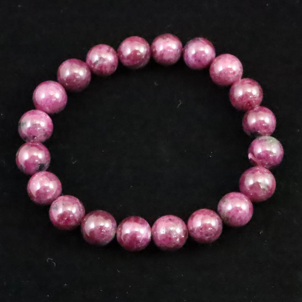 商品説明 商品名 天然ルビー 9.5mm玉 ブレスレット 35.9g　　(ID:52900) サイズ(mm) ビーズ寸法： 約9.5mm × 20珠　　ブレス内周：約17cm 重量 35.9g 産地 南アフリカ 金属部分の材質 --- コメント ◆　本商品写真は現物のものです。写真の商品をお届けします。◆　ルビーは生命力エネルギー、すなわち、気の体中の流れを刺激し、自らの必要を満たして願望を具現化する能力を強化します。また、ルビーは伝統的に繁栄の石であり、存在の全てのレベルにおける自らの必要を満たす事を援助し、富を引き寄せる事に特に効果的です。また、この石は個人のエネルギーフィールドを地球につなげるのを援助し、自らのエネルギーの蓄えを補充することを可能にするためのグラウンディングに適しています。 ご注意事項 ◆　本商品は、当社運営の他WEBショップにて販売している為、在庫更新のタイミングにより、欠品が生じる可能性がございます。予めご了承のほどお願いいたします。【y8jt&yu3#s】