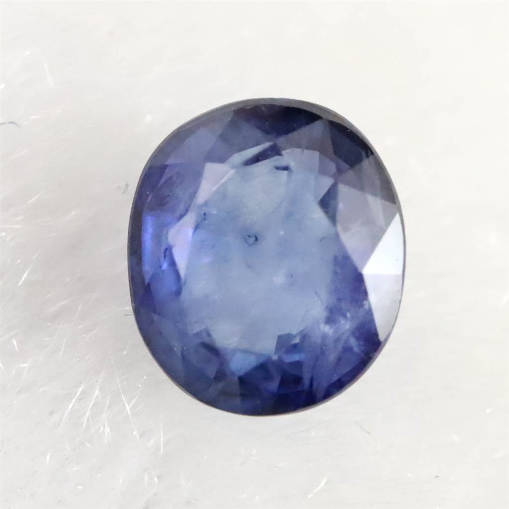 商品説明 商品名 オーストラリア産サファイア オーバル ルース 0.8ct　(ID:28464) サイズ(mm) 5.1 X 5.6 X 2.6 重量 0.80ct 産地 オーストラリア 金属部分の材質 コメント ◆　本商品写真は現物のものです。写真の商品をお届けします。◆　ブルーサファイアは、酸化アルミニウムからなる鉱物コランダム（鋼玉）の一種で、鉄やチタンを含むことで美しい青色を発します。モース硬度9を誇る非常に丈夫な石で、透明感のある深い青は時に静かな湖のような印象を与えます。古代ペルシャでは、大地は巨大なサファイアの上にあり、空の青さはその反映と考えられていました。また旧約聖書の出エジプト記では、モーセが持つ十戒がサファイアに刻まれていたとも伝えられています。誠実さや知恵の象徴としても知られ、長く愛されてきた宝石です。◆　ブルーサファイアは王の石であり、ネガティブな状況の中で賢明さを呼び起こすために用いることができます。 ご注意事項 ◆　本商品は、当社運営の他WEBショップにて販売している為、在庫更新のタイミングにより、欠品が生じる可能性がございます。予めご了承のほどお願いいたします。【y8jt&yu3#s】