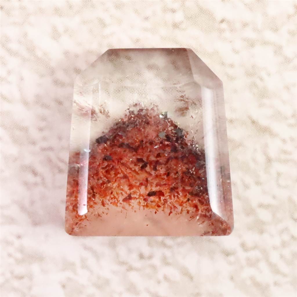 商品説明 商品名 ストロベリークォーツ ファントム 5A 12X11mm ルース　5.98ct　(ID:56501) サイズ(mm) 12 X 11 X 4.5 重量 5.98ct 産地 カザフスタン 金属部分の材質 --- コメント ◆　本商品写真は現物のものです。写真の商品をお届けします。希少なストロベリークォーツのファントムを使用したルースです。◆　ローズクォーツに赤いゲーサイトが綺麗に入っている非常に珍しいストロベリークォーツです。主要な鉱山が閉山になっている為に、希少性が高い石となります。本商品はカザフスタンの鉱山で2006年に採掘されましたが、そちらも既に閉山となっております。 ご注意事項 ◆　本商品は、当社運営の他WEBショップにて販売している為、在庫更新のタイミングにより、欠品が生じる可能性がございます。予めご了承のほどお願いいたします。【y8jt&yu3#s】