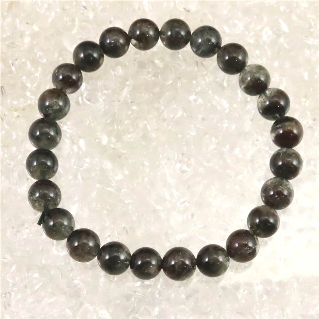 商品説明 商品名 レッドグリーン ガーデンクォーツ 8mm玉ブレスレット 18.1g　　(ID:59872) サイズ(mm) ビーズ寸法： 約8mm × 24珠　ブレス内周：約17.5cm　 重量 18.1g 産地 ブラジル　 金属部分の材質 --　 コメント ◆　本商品写真は現物のものです。写真の商品をお届けします。◆　ガーデンクォーツは、成長過程でクローライト（緑泥石）を多く含んだものが一般的ですが、その他にもリモナイト、ヘマタイト、ルチルクォーツ、雲母など、さまざまな鉱物を巻き込みながら結晶化したクォーツで、クォーツの中に木や草花、雪などの自然の風景を思わせる内包物があることから、庭を意味する「ガーデンクォーツ」という名前が付けられました。和名は「庭園水晶」「苔入り水晶」「草入り水晶」などとも呼ばれます。◆　ガーデンクォーツは、水晶の中でも強いパワーを持ち、ヒーリング効果が高いとされ、心の癒し、精神の安定、決断力の向上、マイナスエネルギーから守ってくれるなど、開運の石ともいわれています。また、心身のバランスを整え、強い疲労感やストレスを消し去り深い癒しをもたらすともいわれ、グラウンディングにも力を発揮する石として知られています。 ご注意事項 ◆　本商品は、当社運営の他WEBショップにて販売している為、在庫更新のタイミングにより、欠品が生じる可能性がございます。予めご了承のほどお願いいたします。【y8jt&yu3#s】