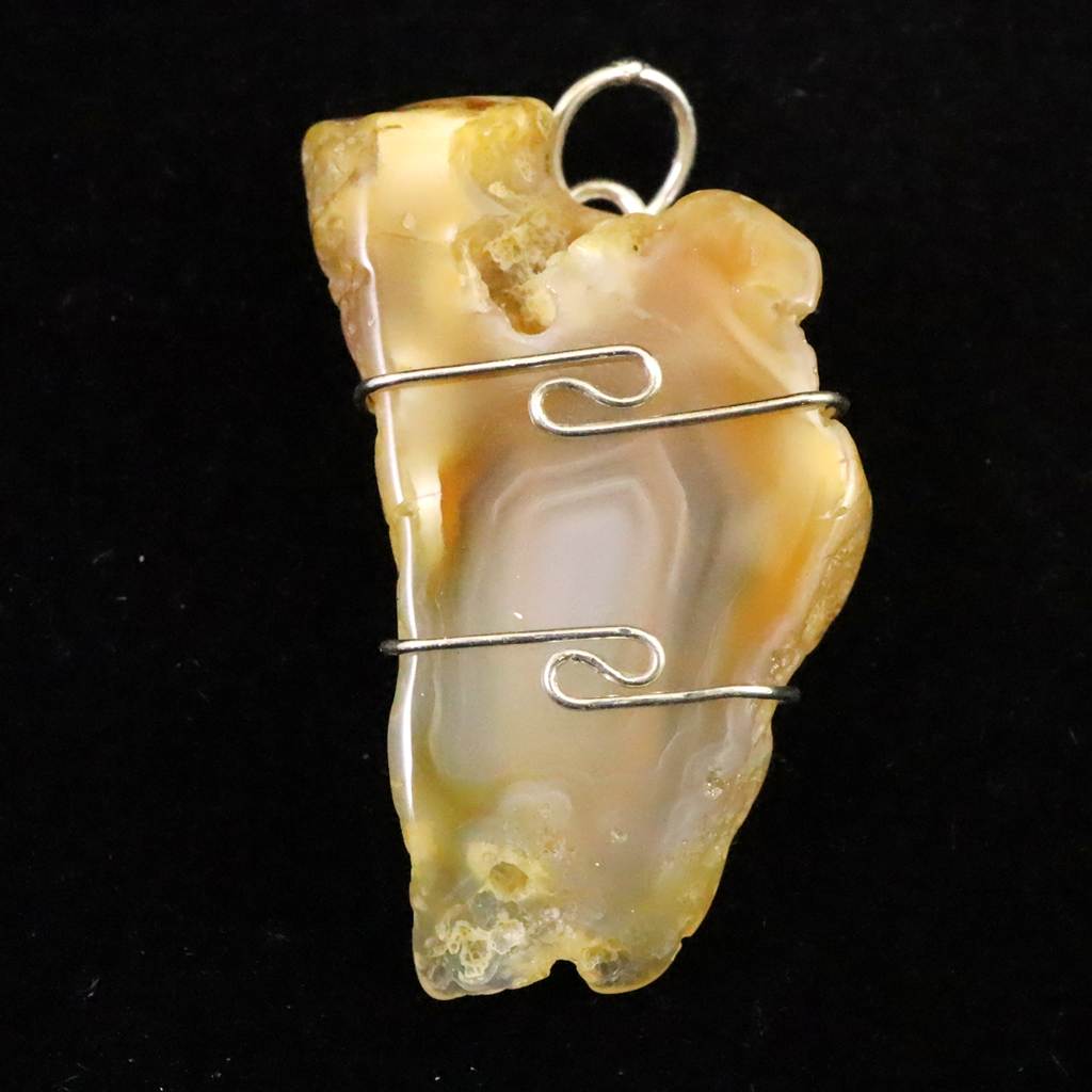 H&E社　ニュージーランド産カーネリアン（AZOZEO)　ペンンダントトップ 8.6g