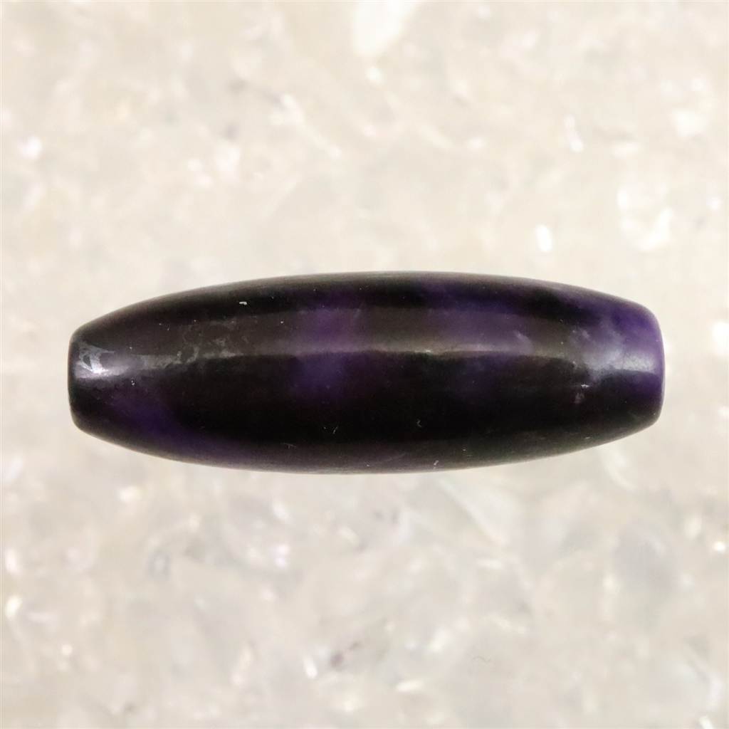 商品説明 商品名 スギライト 天珠 ビーズ 24X8mm 3.0g　(ID:22285) サイズ(mm) ビーズ外径：約8mm X 24mm 通し穴径：約1.2mm 重量 3.0g 産地 南アフリカ 金属部分の材質 --- コメント ◆　本商品写真は現物のものです。写真の商品をお届けします。◆　スギライトは、日本の地質学者である杉健一にちなんで名付けられた珍しい鉱物で、1944年に日本の四国で発見されました。スギライト鉱床はオーストラリア、インド、日本、カナダ、南アフリカで見られますが、市場に出回っているほとんどのスギライトは南アフリカ産です。スギライトは、ライラックから濃い紫マゼンタまで幅広いパープルの色相をもちますが、マゼンタパープルのスギライトは最も貴重であると考えられています。また、「ゲル」として知られる半透明の形のスギライトは非常に価値があります。スギライトは、ラリマーとチャロアイトと共に3大ヒーリングストーンとしても有名で、否定的な感情や状況から保護し、克服するために肯定的なエネルギーを生成すると考えられています。 ご注意事項 ◆　本商品は、当社運営の他WEBショップにて販売している為、在庫更新のタイミングにより、欠品が生じる可能性がございます。予めご了承のほどお願いいたします。【y8jt&yu3#s】