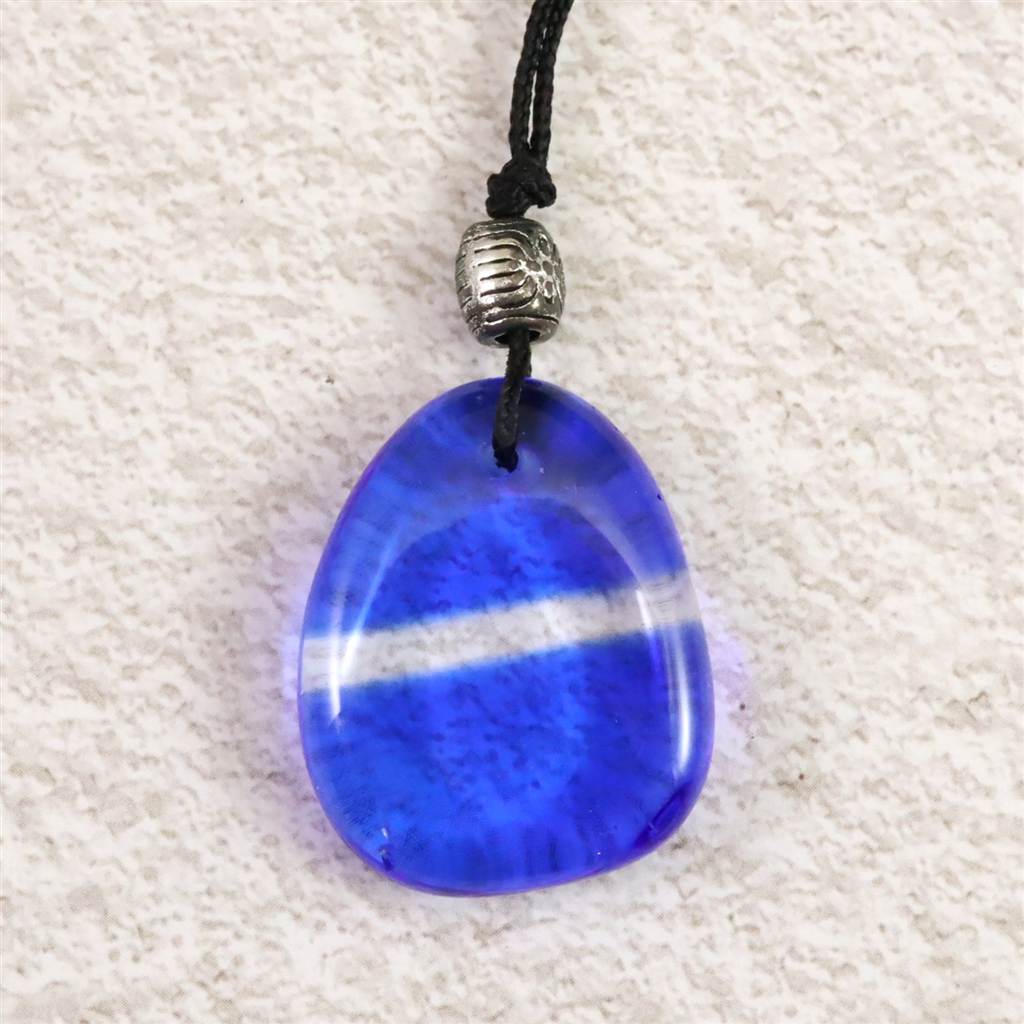 商品説明 商品名 H&E社 シベリアンブルークォーツ　タンブル コード ペンダント 8.6g　(ID:57793) サイズ(mm) 21 X 26 X 7.5 / コード長さ：約28cm（結び目をスライドして調節出来る仕様になっています） 重量 8.6g 産地 -- 金属部分の材質 -- コメント ◆　本商品写真は現物のものです。写真の商品をお届けします。ペンダントトップの台紙を証明書の代わりとしてお付けいたします。◆　ロバート・シモンズ氏より....シベリアン・ブルークォーツはロシアの研究所（Lab)で生成された美しいブルーが特徴的なクォーツとなります。ほとんどの霊能者やサイキックの能力がある人は、実験室で作られた石であるにもかかわらず、シベリアン・ブルークォーツは多くのエネルギーを持っていると信じています。この石には、他の種類の石にはないブルーレイが大量に含まれています。シベリアン・ブルークォーツは、人間と自然の共同作業です。この石は欠点のない性質を持っており、不純物を一切含んでいません。これは、分子内の回転の安定した形で役立ち、水晶内のエネルギーのより良い伝達と循環に役立ちます。この石は、静けさ、美しさ、純粋さの素晴らしい組み合わせです。喉と眉毛のチャクラに対応し、直観力、コミュニケーション、透視、離脱、内なるビジョンを高めるのに役立ちます。この石は喉のチャクラを浄化するのに役立ちます。この石の助けを借りて、人は自己制限的な信念を克服し、無限の可能性の世界に入ることができます。また、緊張やあらゆる種類のストレスを軽減し、平凡な事柄や低い感情を切り離すのを助けてくれます。この石はコミュニケーションの流れを高めるのに役立ち、人がより大きな絵を見るのを助け、知識の欠如から生じるあらゆる種類のストレスや混乱を取り除きます。 ご注意事項 ◆　本商品は、当社運営の他WEBショップにて販売している為、在庫更新のタイミングにより、欠品が生じる可能性がございます。予めご了承のほどお願いいたします。【y8jt&yu3#s】