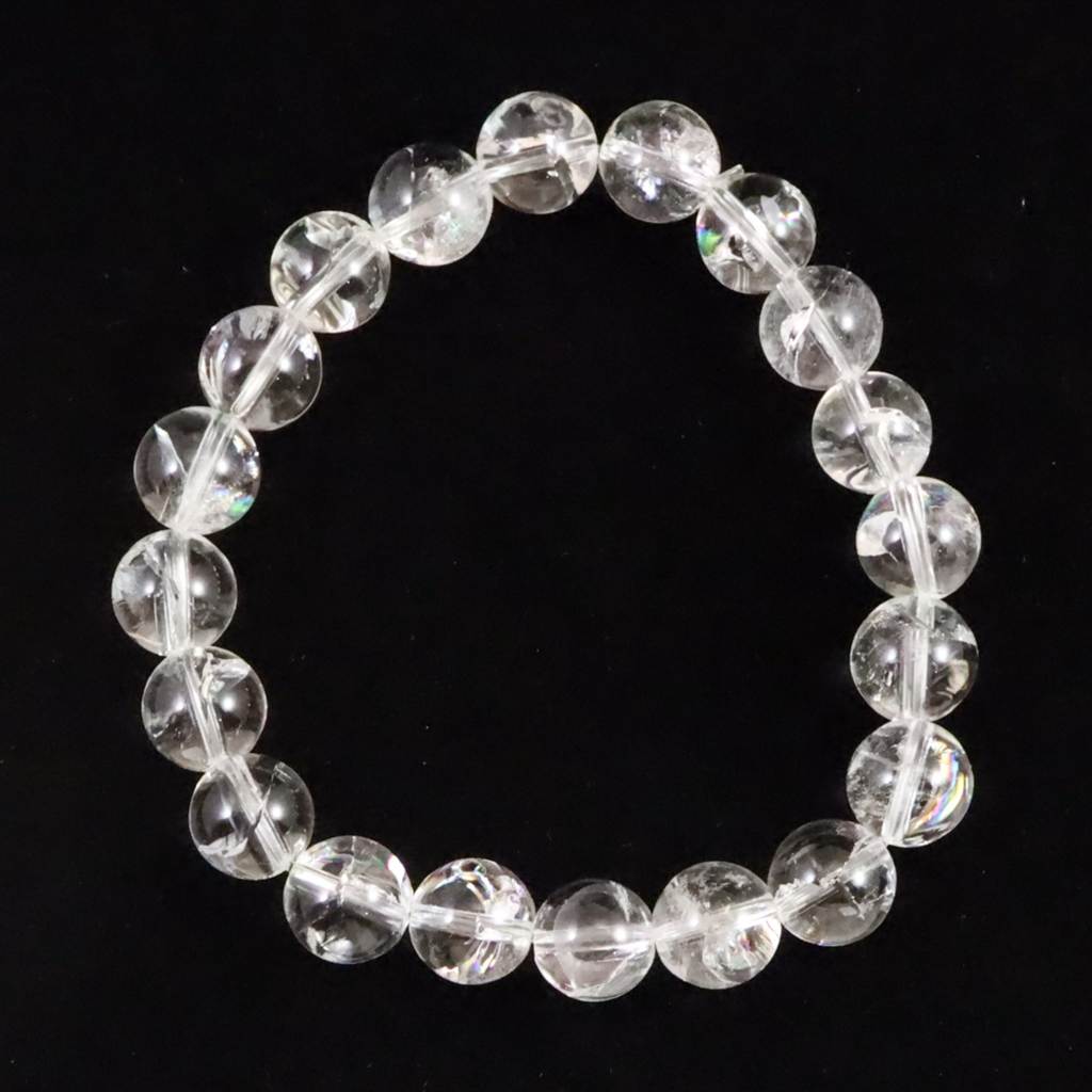 商品説明 商品名 ヒマラヤ水晶 アイリスクォーツ 10ミリ玉ブレスレット　29.4g　(ID:95183) サイズ(mm) ビーズ寸法：約10mm × 20珠　ブレス内周：約18cm 重量 29.4g 産地 ヒマラヤ山脈 金属部分の材質 --- コメント ◆　本商品写真は現物のものです。写真の商品をお届けします。◆　世界屋根、ヒマラヤ山脈の過酷な地殻変動の中で育まれた天然水晶です。その最大の特徴は、結晶内部に現れる鮮やかな「アイリス（虹）」の輝きです。この虹は、人工的な加工によるものではなく、地層からの強い圧力や温度変化によって水晶内部に自然のクラック（亀裂）が生じ、そこに光が干渉することでプリズム効果が起きる現象です。透明度の高いヒマラヤ水晶の中に浮かび上がる七色の光は、長い年月をかけて地球のエネルギーを受け止めてきた証であり、一つとして同じ模様のない、自然が描いた光のアートと言えます。◆　エネルギー的な観点では、アイリスクォーツは「希望」と「肯定」の象徴です。内部のクラックは一見すると「傷」ですが、その傷があるからこそ美しい虹が生まれます。このことから、過去のトラウマや失敗（傷）を、自身の魅力や強さ（虹）へと昇華させるための強力なサポート・ツールと云われています。「No Rain, No Rainbow（雨が降らなければ虹は出ない）」という言葉通り、困難な状況にある持ち主に、雲の切れ間から差す光のようなポジティブな視点をもたらします。 ご注意事項 ◆　本商品は、当社運営の他WEBショップにて販売している為、在庫更新のタイミングにより、欠品が生じる可能性がございます。予めご了承のほどお願いいたします。【y8jt&yu3#s】