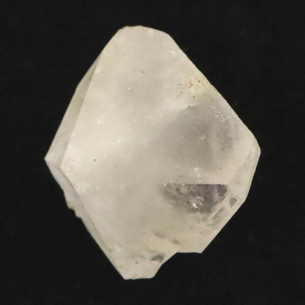商品説明 商品名 岐阜県蛭川村産　クリア トパーズ 黄玉　結晶 7.1ct　(ID:52864) サイズ(mm) 12 X 10 X 8 重量 7.1ct 産地 岐阜県恵那郡蛭川村田原 金属部分の材質 --- コメント ◆　本商品写真は現物のものです。写真の商品をお届けします。希少な岐阜県産の天然非処理のクリアトパーズの結晶です。◆　クリアトパーズは真実の石であり、他者における真実に気づき、自分自身の内の真実を固守し続けることを可能にします。また、神のスピリットのエネルギーを体現し、個人の創造のすべてを通じたスピリチャルなエネルギーの表現を容易にし、サイキック及び直感的な能力(透視)や(透感)等の才能を磨くことをサポートします。 ご注意事項 ◆　本商品は、当社運営の他WEBショップにて販売している為、在庫更新のタイミングにより、欠品が生じる可能性がございます。予めご了承のほどお願いいたします。【y8jt&yu3#s】
