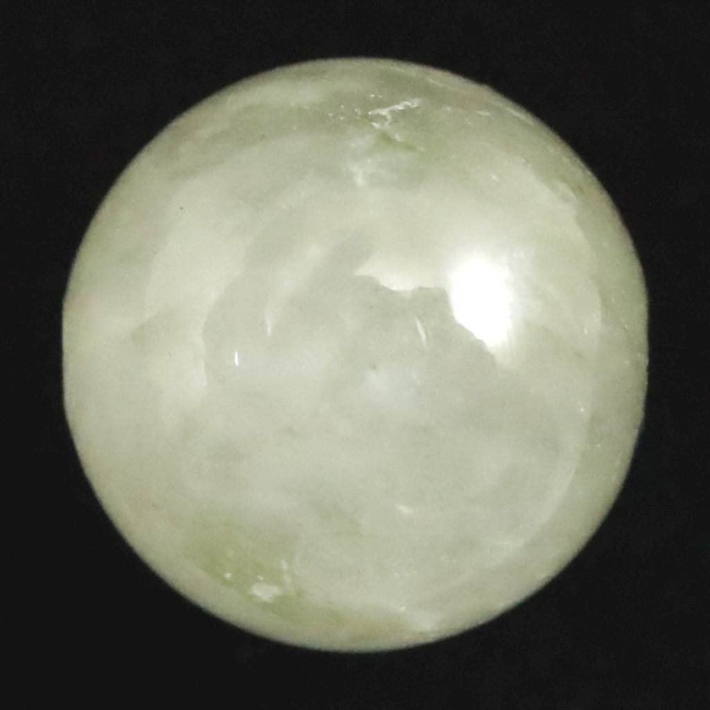 商品説明 商品名 ブラジル産 フェナカイト 10.1mm玉ビーズ 一粒 現物 鑑別済 7.84ct 　(ID:11074) サイズ(mm) ビーズ寸法： 外径約10.1mm 重量 7.84ct 産地 ブラジル 金属部分の材質 --- コメント ◆　本商品写真は現物のものです。写真の商品をお届けします。ブラジル産フェナカイトの粒売りビーズ（穴あき）です。鑑別書はブレスレットで取得しましたので個々のビーズにはお付けいたしません。予めご了承ください。◆　フェナサイト（フェナイカイト）はブラジル、スリランカ、マダガスカル、メキシコ、ジンバブエ、ザンビア、ノルウェー、ロシア、タンザニア、スイス、米国、ミャンマー（ビルマ）で発見されている硬度7．5〜8のベリリウムの珪酸塩です。フェナサイトは大変希少な鉱物ですが、特に形状が整っていて透明度の高い結晶は希少価値が高いと言われております。◆　ロバートシモンズ氏によるコメントフェナカイトは、ほとんどどのような人においても、あるいは、一度に複数のグループの人々においてさえ、サードアイ、クラウンチャクラ、内なるヴィジョンを見る能力を活性化するのに充分強力な、パワフルで高い波動を発しています。ライトボディの活性化のためと、個人のライトボディを、調和し、意識的に肉体とつながる状態にするために非常に有益です。このような石の助けにより、経験を積んだクリスタルワーカーはきっと、高次の領域全体をライトボディで旅し、物質次元にいる人々のためになる情報を持ち帰ることができるでしょう。 ご注意事項 ◆　本商品は、当社運営の他WEBショップにて販売している為、在庫更新のタイミングにより、欠品が生じる可能性がございます。予めご了承のほどお願いいたします。【y8jt&yu3#s】