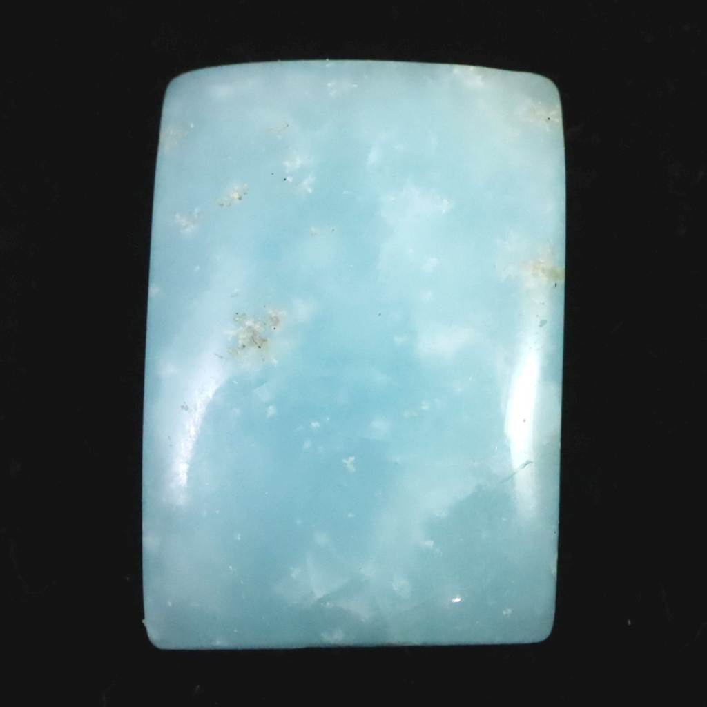 商品説明 商品名 スミソナイト タンブル ルース　11.1ct　(ID:16686) サイズ(mm) 12 X 18 X 5 重量 11.1ct 産地 中国　雲南省 金属部分の材質 --- コメント ◆　本商品写真は現物のものです。写真の商品をお届けします。◆　スミソナイト(菱亜鉛鉱)は炭酸亜鉛の鉱物で、結晶系は三方晶系で方解石グループの鉱物となります。黄色、茶色、紫、白、緑、灰色など様々な色があり、特にターコイズブルーの色合いが特徴的です。スミソナイトの名前は、1802年にこの鉱物を初めて同定したイギリスの科学者ジェームズ・スミソンにちなんで付けられました。◆　スミソナイトは、感情的な体をリフレッシュさせ、苦痛を与えている状況を再考するのを助けてくれます。スミソナイトは、感情に圧倒されそうなときに、人の心を明晰な状態へと押しやります。このクリスタルは、あらゆるネガティブな状況から前進するための解決策を見出すよう、人の背中を押してくれます。心を明晰にすることで、人はやがて「それは本当に価値があることなのか」と自問し始めるかもしれません。恨みや言い分を持ち続けるために必要なエネルギーは、どんなに強い人でも圧倒されるものであり、前に進もうとするときに持ち続けることはできません。それを受け入れて初めて、強大なスミソナイトの石の真の効果を知ることができるのです。 ご注意事項 ◆　本商品は、当社運営の他WEBショップにて販売している為、在庫更新のタイミングにより、欠品が生じる可能性がございます。予めご了承のほどお願いいたします。【y8jt&yu3#s】
