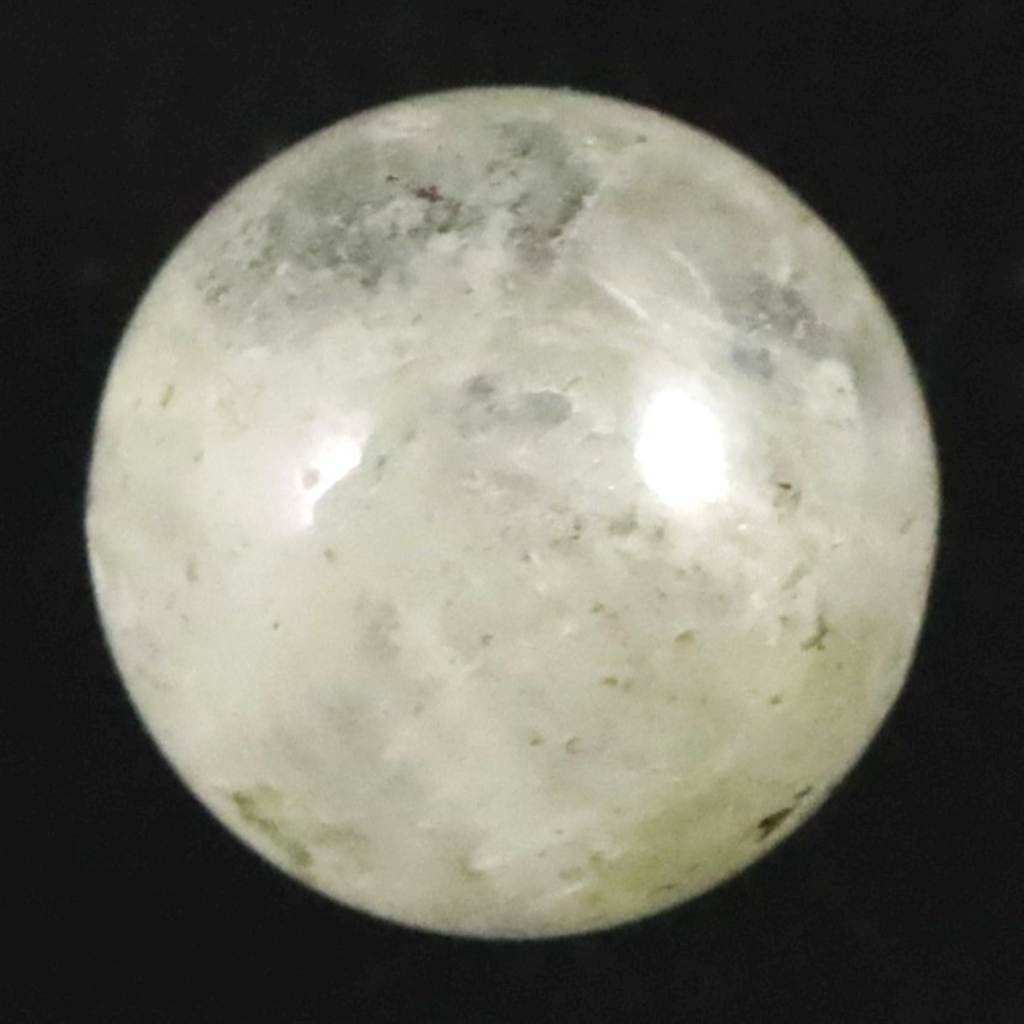 商品説明 商品名 ブラジル産 フェナカイト 9.4mm玉ビーズ 一粒 現物 鑑別済 6.35ct 　(ID:29598) サイズ(mm) ビーズ寸法： 外径約9.4mm 重量 6.35ct 産地 ブラジル 金属部分の材質 --- コメント ◆　本商品写真は現物のものです。写真の商品をお届けします。ブラジル産フェナカイトの粒売りビーズ（穴あき）です。鑑別書はブレスレットで取得しましたので個々のビーズにはお付けいたしません。予めご了承ください。◆　フェナサイト（フェナイカイト）はブラジル、スリランカ、マダガスカル、メキシコ、ジンバブエ、ザンビア、ノルウェー、ロシア、タンザニア、スイス、米国、ミャンマー（ビルマ）で発見されている硬度7．5〜8のベリリウムの珪酸塩です。フェナサイトは大変希少な鉱物ですが、特に形状が整っていて透明度の高い結晶は希少価値が高いと言われております。◆　ロバートシモンズ氏によるコメントフェナカイトは、ほとんどどのような人においても、あるいは、一度に複数のグループの人々においてさえ、サードアイ、クラウンチャクラ、内なるヴィジョンを見る能力を活性化するのに充分強力な、パワフルで高い波動を発しています。ライトボディの活性化のためと、個人のライトボディを、調和し、意識的に肉体とつながる状態にするために非常に有益です。このような石の助けにより、経験を積んだクリスタルワーカーはきっと、高次の領域全体をライトボディで旅し、物質次元にいる人々のためになる情報を持ち帰ることができるでしょう。 ご注意事項 ◆　本商品は、当社運営の他WEBショップにて販売している為、在庫更新のタイミングにより、欠品が生じる可能性がございます。予めご了承のほどお願いいたします。【y8jt&yu3#s】