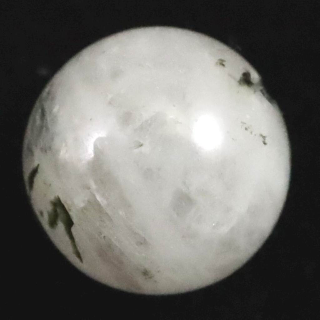 商品説明 商品名 ブラジル産 フェナカイト 10.3mm玉ビーズ 一粒 現物 鑑別済 8.45ct 　(ID:45333) サイズ(mm) ビーズ寸法： 外径約10.3mm 重量 8.45ct 産地 ブラジル 金属部分の材質 --- コメント ◆　本商品写真は現物のものです。写真の商品をお届けします。ブラジル産フェナカイトの粒売りビーズ（穴あき）です。鑑別書はブレスレットで取得しましたので個々のビーズにはお付けいたしません。予めご了承ください。◆　フェナサイト（フェナイカイト）はブラジル、スリランカ、マダガスカル、メキシコ、ジンバブエ、ザンビア、ノルウェー、ロシア、タンザニア、スイス、米国、ミャンマー（ビルマ）で発見されている硬度7．5〜8のベリリウムの珪酸塩です。フェナサイトは大変希少な鉱物ですが、特に形状が整っていて透明度の高い結晶は希少価値が高いと言われております。◆　ロバートシモンズ氏によるコメントフェナカイトは、ほとんどどのような人においても、あるいは、一度に複数のグループの人々においてさえ、サードアイ、クラウンチャクラ、内なるヴィジョンを見る能力を活性化するのに充分強力な、パワフルで高い波動を発しています。ライトボディの活性化のためと、個人のライトボディを、調和し、意識的に肉体とつながる状態にするために非常に有益です。このような石の助けにより、経験を積んだクリスタルワーカーはきっと、高次の領域全体をライトボディで旅し、物質次元にいる人々のためになる情報を持ち帰ることができるでしょう。 ご注意事項 ◆　本商品は、当社運営の他WEBショップにて販売している為、在庫更新のタイミングにより、欠品が生じる可能性がございます。予めご了承のほどお願いいたします。【y8jt&yu3#s】
