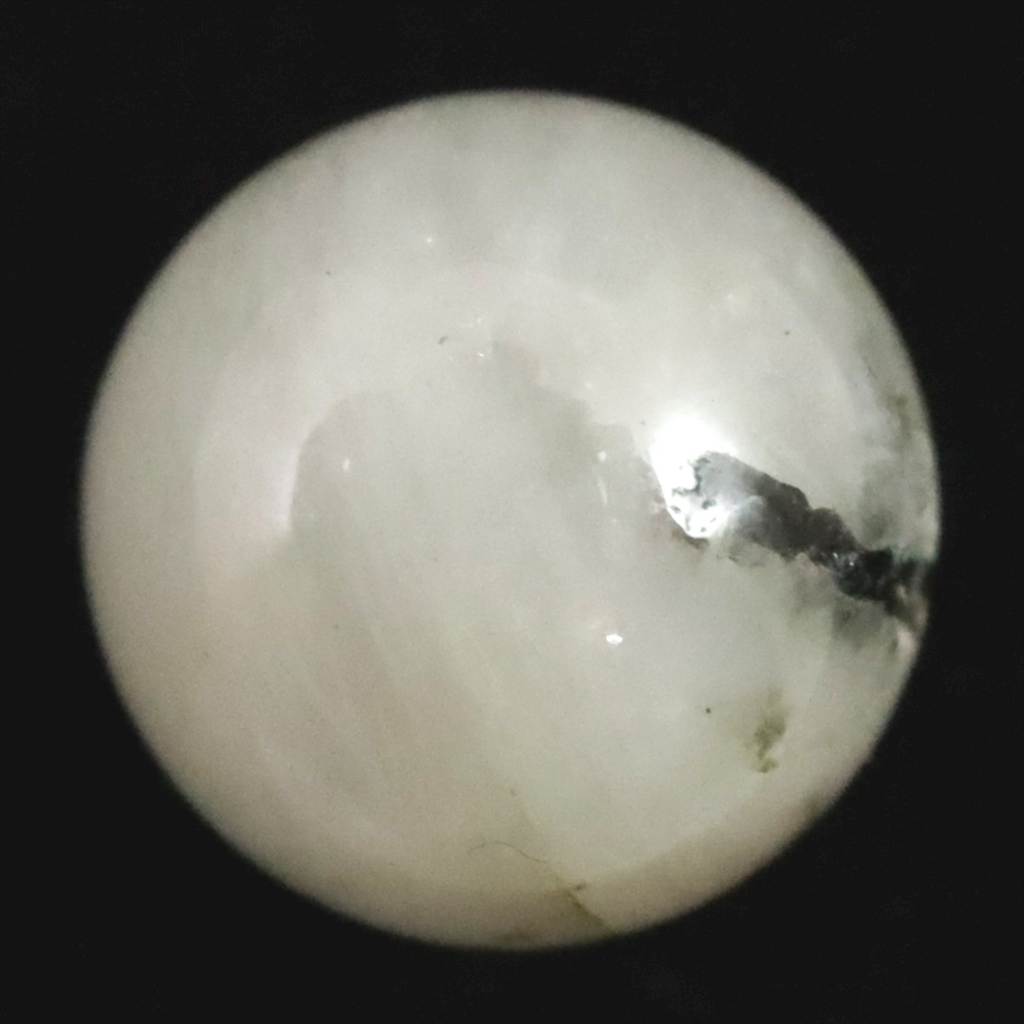商品説明 商品名 ブラジル産 フェナカイト 10.4mm玉ビーズ 一粒 現物 鑑別済 8.52ct 　(ID:71826) サイズ(mm) ビーズ寸法： 外径約10.4mm 重量 8.52ct 産地 ブラジル 金属部分の材質 --- コメント ◆　本商品写真は現物のものです。写真の商品をお届けします。ブラジル産フェナカイトの粒売りビーズ（穴あき）です。鑑別書はブレスレットで取得しましたので個々のビーズにはお付けいたしません。予めご了承ください。◆　フェナサイト（フェナイカイト）はブラジル、スリランカ、マダガスカル、メキシコ、ジンバブエ、ザンビア、ノルウェー、ロシア、タンザニア、スイス、米国、ミャンマー（ビルマ）で発見されている硬度7．5〜8のベリリウムの珪酸塩です。フェナサイトは大変希少な鉱物ですが、特に形状が整っていて透明度の高い結晶は希少価値が高いと言われております。◆　ロバートシモンズ氏によるコメントフェナカイトは、ほとんどどのような人においても、あるいは、一度に複数のグループの人々においてさえ、サードアイ、クラウンチャクラ、内なるヴィジョンを見る能力を活性化するのに充分強力な、パワフルで高い波動を発しています。ライトボディの活性化のためと、個人のライトボディを、調和し、意識的に肉体とつながる状態にするために非常に有益です。このような石の助けにより、経験を積んだクリスタルワーカーはきっと、高次の領域全体をライトボディで旅し、物質次元にいる人々のためになる情報を持ち帰ることができるでしょう。 ご注意事項 ◆　本商品は、当社運営の他WEBショップにて販売している為、在庫更新のタイミングにより、欠品が生じる可能性がございます。予めご了承のほどお願いいたします。【y8jt&yu3#s】