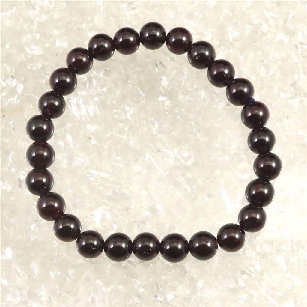 商品説明 商品名 ヒマラヤ ガーネット 7mm玉ブレスレット 21.5g　(ID:72096) サイズ(mm) ビーズ寸法：約 7mm × 26珠　　ブレス内周：約17cm 重量 21.5g 産地 ヒマラヤ産 金属部分の材質 --- コメント ◆　本商品写真は現物のものです。写真の商品をお届けします。◆　世界最高峰のヒマラヤ山脈という過酷な環境下で採掘された原石を、贅沢に削り出して加工したガーネットのブレスレットです。主に鉄とアルミニウムを成分とするアルマンディン（鉄礬柘榴石）に分類され、光に透かすとほのかに浮かび上がる、深みのある赤褐色からダークなワインレッドの重厚な色合いを呈します。◆　ガーネットは世界中で発見されており、一般的には赤色で知られていますが、実際には様々な色や化学式で発見されており、それぞれにスピリチュアルな特性があります。伝説や民間伝承では、ガーネットは最も古いお守りの一つとされています。ガーネットは装飾用の宝石として珍重されていただけでなく、その強力な治癒力と保護のエネルギーにより、非常に貴重なものとなりました。また、ガーネットは創造的なエネルギーを利用することでも知られています。ガーネットは官能的な石でもあります。原初の火、混沌からの世界の創造、浄化と愛を表しています。ガーネットは強く、強烈な感情の石です。中世のヨーロッパでは、ガーネットは真理、信仰、不変性を高め、憂鬱を払拭するために使用されていました。 戦士の石として、十字軍ではキリスト教徒と敵対するイスラム教徒のお守りとして使われていました。 ガーネットは、大祭司の胸板にある12の石の一つと言われており、アメリカのインディアン、南米インディアン、アステカ、アフリカの部族の長老、マヤ人などに神聖な石として使われてきました。それは、内包されている稲妻の閃光のために1つの意識を拡大するためにスピードで作用し、実行に創造的な力をもたらすために1つの内部の火を強化します。 ご注意事項 ◆　本商品は、当社運営の他WEBショップにて販売している為、在庫更新のタイミングにより、欠品が生じる可能性がございます。予めご了承のほどお願いいたします。【y8jt&yu3#s】