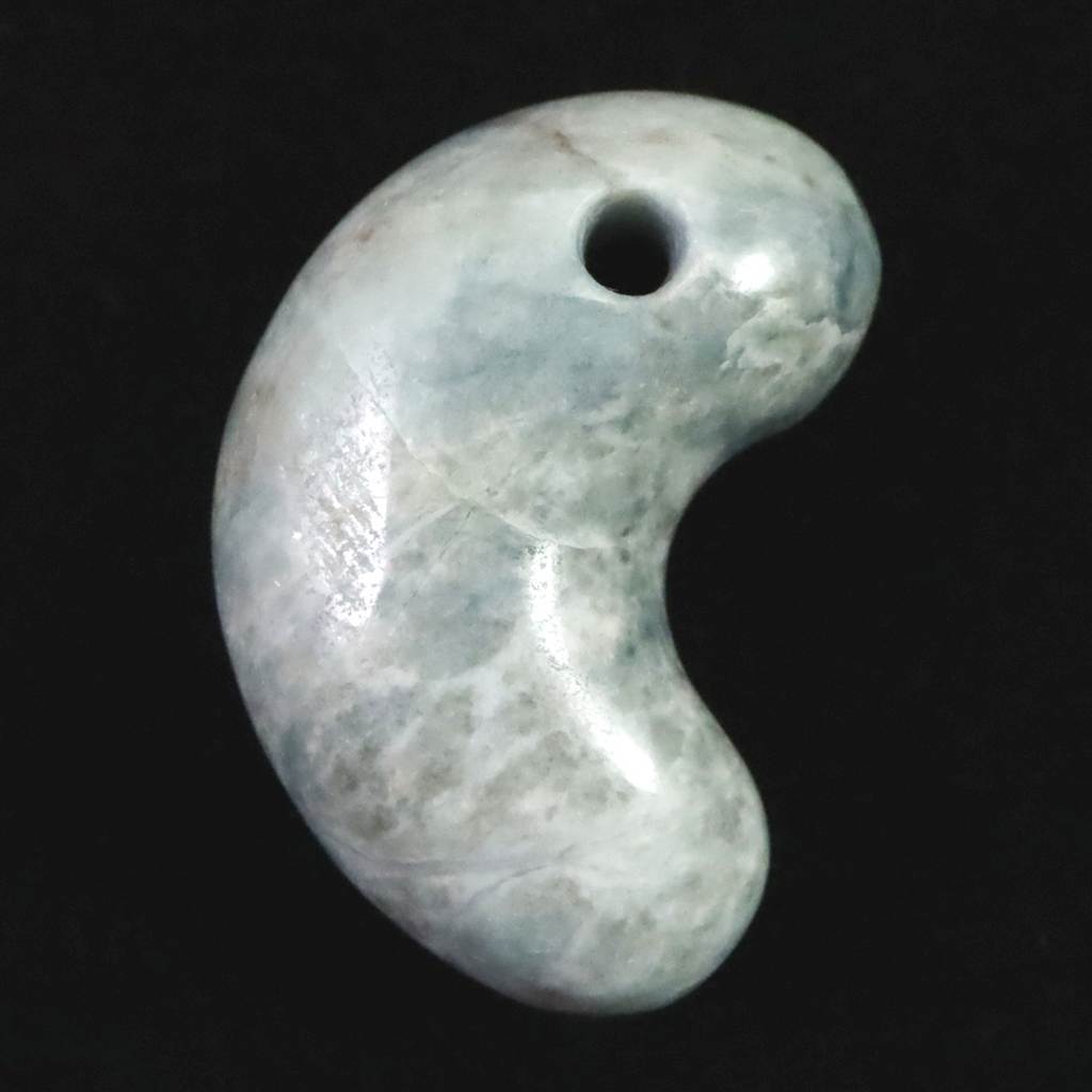 糸魚川翡翠 ヒスイ 小滝産 薄青 25mm勾玉 ディレクトリカード付 8.8g