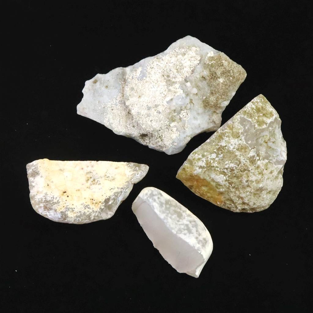 商品説明 商品名 島根県大津島産　玉髄　カルセドニー 原石4個セット 86.8g　(ID:15987) サイズ(mm) 40mm前後　画像のスケールを参照願います 重量 86.8g 産地 島根県 八束郡 島根町 大津島 金属部分の材質 --- コメント ◆　本商品写真は現物のものです。写真の商品をお届けします。溶岩の空隙を充てん指状にて産出する玉髄。白色半透明。◆　地味な見た目と裏腹に、癒しの波動が全身を駆け巡るように循環し、修復したところを穴埋めするように力を充填し、全身を喜びと力で満たすパワフルな命の石。さすが出雲大社と美保神社の間に位置する土地から採取された石のことはあります。 ご注意事項 ◆　本商品は、当社運営の他WEBショップにて販売している為、在庫更新のタイミングにより、欠品が生じる可能性がございます。予めご了承のほどお願いいたします。【y8jt&yu3#s】