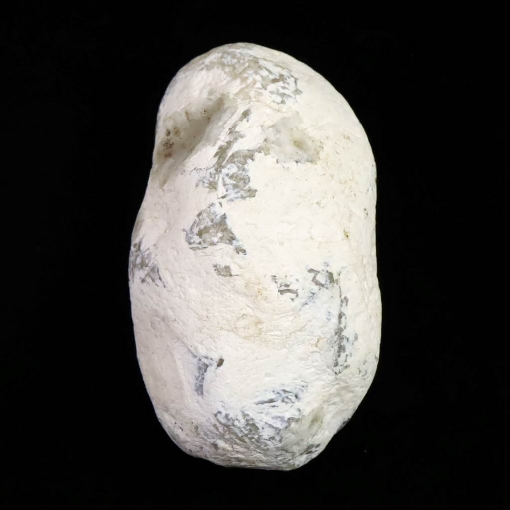 商品説明 商品名 島根県大津島産　指状玉髄　カルセドニー 64mm原石 101g　(ID:35852) サイズ(mm) 64 X 37 X 28 重量 101g 産地 島根県 八束郡 島根町 大津島 金属部分の材質 --- コメント ◆　本商品写真は現物のものです。写真の商品をお届けします。溶岩の空隙を充てん指状にて産出する玉髄。白色半透明。◆　地味な見た目と裏腹に、癒しの波動が全身を駆け巡るように循環し、修復したところを穴埋めするように力を充填し、全身を喜びと力で満たすパワフルな命の石。さすが出雲大社と美保神社の間に位置する土地から採取された石のことはあります。 ご注意事項 ◆　本商品は、当社運営の他WEBショップにて販売している為、在庫更新のタイミングにより、欠品が生じる可能性がございます。予めご了承のほどお願いいたします。【y8jt&yu3#s】