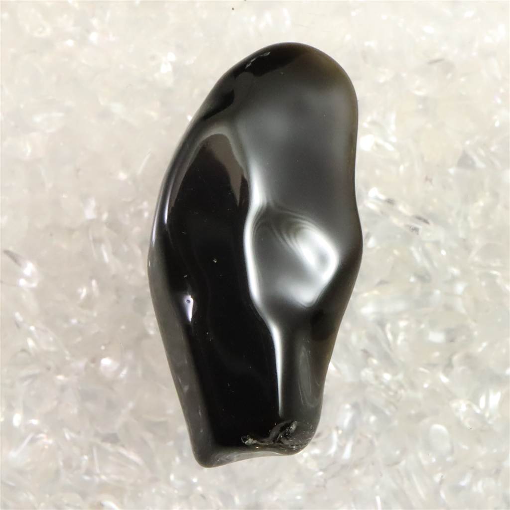 商品説明 商品名 隠岐の島 黒曜石 41mm原石 磨き ディレクトリカード付 7.5g　(ID:42654) サイズ(mm) 20 X 41 X 7 重量 7.5g 産地 島根県隠岐郡隠岐の島町久見 金属部分の材質 --- コメント ◆　本商品写真は現物のものです。写真の商品をお届けします。画像のディレクトリーカードをお付けいたします。◆　今では採掘が出来ない希少な隠岐の島産黒曜石の原石磨きです。 島根県の離島「隠岐」は、中国地方で唯一の黒曜石原産地。 隠岐の地質と環境が、この大変良質の黒曜石を生み出しました。 黒曜石とは500万年前の火山活動により流紋岩質のマグマが急冷してできた天然のガラスで、この隠岐産の黒曜石は中国四国地方や新潟県の遺跡からも出土しています。 隠岐の黒曜石が「良質」で古代の生活には 欠かせない石であったことが想像されます。 ご注意事項 ◆　本商品は、当社運営の他WEBショップにて販売している為、在庫更新のタイミングにより、欠品が生じる可能性がございます。予めご了承のほどお願いいたします。【y8jt&yu3#s】