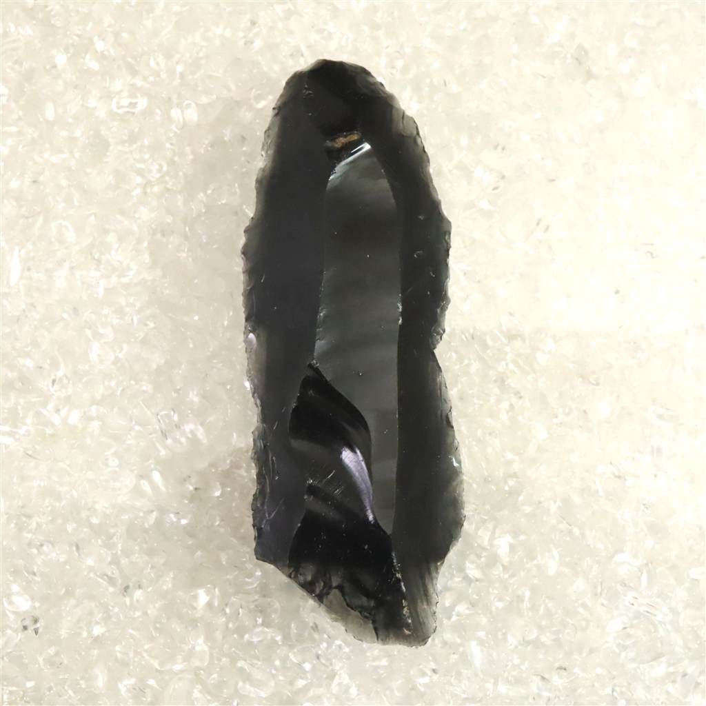 商品説明 商品名 黒曜石 打製石器 101mm 後期旧石器時代 東北・北海道地域 52.0g　(ID:61699) サイズ(mm) 35 X 101 X 13 重量 52.0g 産地 東北・北海道地域 金属部分の材質 --- コメント ◆　本商品写真は現物のものです。写真の商品をお届けします。本品はレプリカ、模造品ではなく実際に出土した打製石器となります。◆　本品は、東北・北海道地域にて出土したと伝わる、後期旧石器時代（約3万8千〜1万6千年前）に作られたと考えられる打製石器です。火山活動によって生じる黒曜石は、天然ガラス特有の貝殻状の割れ方を示し、鋭い断口を得やすいことから、旧石器時代より石器製作の主要な素材として利用されてきました。画像からも確認できるように、本品は原石から縦長に打ち剥がされた、非常に美しい「石刃（せきじん）」としての特徴を色濃く残す個体です。背面には石を打ち欠く際のガイドとなった真っ直ぐな稜線（尾根）が走り、漆黒の鏡面のような平滑な割れ肌と、縁部に施された微細な調整痕とのコントラストをはっきりと観察することができます。◆　本品はレプリカではなく、実際に加工された石器です。縁や先端が鋭い部分を含みますので、鑑賞用としてお楽しみください。刃先に触れるとけがをするおそれがあるため、アクセサリー素材など、肌に触れる加工・用途には適しておりません。◆　本品は、文化財保護法（昭和25年施行）以前に出土したと伝えられる打製石器です。発見後、個人コレクターにより長期間保管されていた旧蔵品（オールドストック）を、当店が正式に譲り受けたものです。旧蔵者の個人情報保護の観点から氏名は非公開としておりますが、適法な譲渡を経て入手しております。重要文化財・史跡指定等の対象ではなく、出土地や年代の確定資料、学術的鑑定書は付属しておりません。本品は、文化的・歴史的観点からの鑑賞および展示を目的とした旧蔵品であり、学術的な分析・真贋判定・出土地の特定を目的とするものではありません。古い資料としての性質をご理解のうえ、ご検討いただけますと幸いです。 ご注意事項 ◆　本商品は、当社運営の他WEBショップにて販売している為、在庫更新のタイミングにより、欠品が生じる可能性がございます。予めご了承のほどお願いいたします。【y8jt&yu3#s】