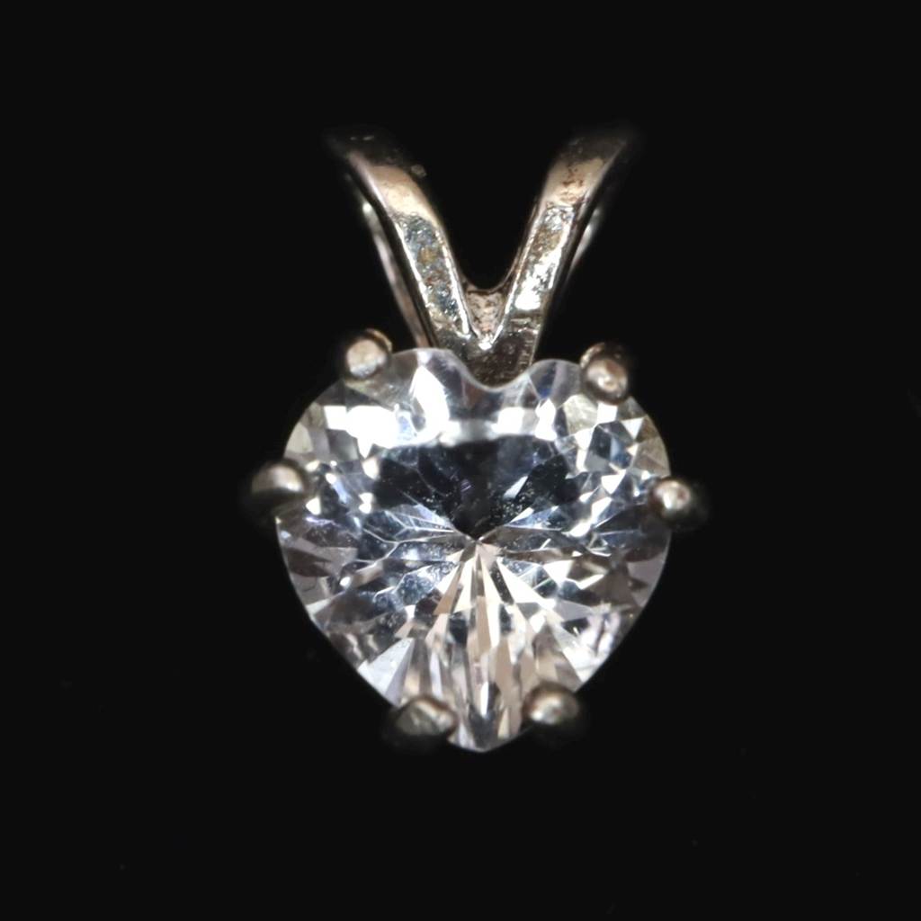 商品説明 商品名 H&E社 アゼツライト(AZOZEO) 6mmハートカット ペンダントトップ 証明書付 0.6g　　(ID:89270) サイズ(mm) 6 X 6(11) X 5 重量 0.6g 産地 米国ヴァーモント州（アゼツライト） 金属部分の材質 SS(スターリング・シルバー） コメント ◆　本商品写真は現物のものです。写真の商品をお届けします。ヘブン＆アース社発行の証明書付きです。◆　本商品はH&E社の【AZOZEO／アゾゼオ】タイプとなります。アゾゼオは通常のクリスタルより高い波動を備えた超活性クリスタルの事です。◆　ロバート・シモンズ氏より....アゼツライトは、アメリカのバーモント州とノースカロライナ州及びインドの特定地区でのみ発見される、エネルギー的にとても活性化した性質を持つ特殊な水晶につけられた名称です。ほとんどのアゼツライトは白色か無色で、多面的な柱状ポイントには結晶しません。この石の名称は、惑星の目覚め（進化）を促すためグループで働いている天使的な存在「アゼズ」に由来しています。「アゼズ」は、宇宙の核であり根源的な光の源であるグレートセントラルサンの「名無き光」を私たちに届けるため、その偉大な容量を保持できるようにこの石を設計したのです。人類と地球が、より高い周波数のもとで再び繋がるために、この時代にアゼツライトは目党めさせられ、わたしたちの前に現れたのです。アゼツライトは、「アゼズ」による再組成によって高い霊的な目覚めを促す作用と同様に、病や衰えにつながる習慣的パターンを解消することも使命として持つようになりました。多くの人がアゼツライトを持ったときに感じるぞくぞくするような身体の感覚は、アゼツライトの光を受け取った身体とエーテル体が尊い「TheNameless Light （名無き光）」に反応している証なのです。 ご注意事項 ◆　本商品は、当社運営の他WEBショップにて販売している為、在庫更新のタイミングにより、欠品が生じる可能性がございます。予めご了承のほどお願いいたします。【y8jt&yu3#s】