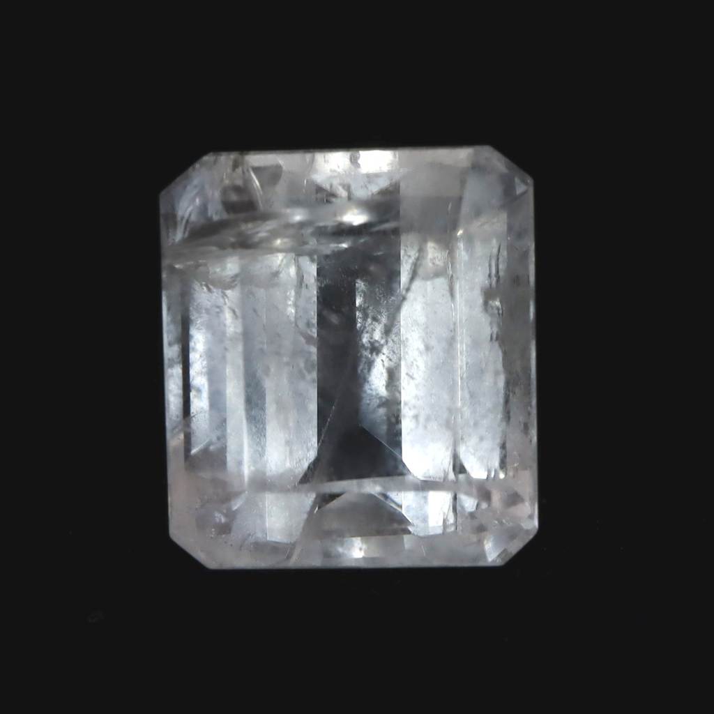 商品説明 商品名 ロシア産 フェナカイト 9.8mm レクタングルカット ルース 鑑別書付 5.1ct　(ID:68944) サイズ(mm) 9.8 X 8.5 X 6.8 重量 5.114ct 産地 ロシア 金属部分の材質 --- コメント ◆　本商品写真は現物のものです。写真の商品をお届けします。希少なロシア産フェナカイトのルースです。鑑別書をお付けいたします。◆　フェナサイト（フェナイカイト）はブラジル、スリランカ、マダガスカル、メキシコ、ジンバブエ、ザンビア、ノルウェー、ロシア、タンザニア、スイス、米国、ミャンマー（ビルマ）で発見されている硬度7．5〜8のベリリウムの珪酸塩です。フェナサイトは大変希少な鉱物ですが、特に形状が整っていて透明度の高い結晶は希少価値が高いと言われております。◆　ロバートシモンズ氏によるコメントフェナカイトは、ほとんどどのような人においても、あるいは、一度に複数のグループの人々においてさえ、サードアイ、クラウンチャクラ、内なるヴィジョンを見る能力を活性化するのに充分強力な、パワフルで高い波動を発しています。ライトボディの活性化のためと、個人のライトボディを、調和し、意識的に肉体とつながる状態にするために非常に有益です。このような石の助けにより、経験を積んだクリスタルワーカーはきっと、高次の領域全体をライトボディで旅し、物質次元にいる人々のためになる情報を持ち帰ることができるでしょう。 ご注意事項 ◆　本商品は、当社運営の他WEBショップにて販売している為、在庫更新のタイミングにより、欠品が生じる可能性がございます。予めご了承のほどお願いいたします。【y8jt&yu3#s】