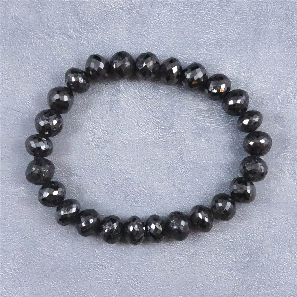 商品説明 商品名 天然ブラックダイヤモンド ボタンカットビーズ　ブレスレット 鑑別書付　29.80g　(ID:11285) サイズ(mm) ビーズ寸法：約9.1mm〜9.7mm ブレス内周：約17.5cm　 重量 29.80g（総重量） 産地 アフリカ 金属部分の材質 --- コメント ◆　本商品写真は現物のものです。写真の商品をお届けします。天然ブラックダイヤモンドのボタンカットビーズを使用したブレスレットです。鑑別書付きです。本商品は動画でもご覧いただけます、検索サイトにて（榎本通商11285）と動画検索をして下さい。◆　ダイヤモンドは，自己と神を結びつける最初の入り口です。ダイヤは光の領域でもっとも強力な力を発揮します。そこで感じる力の性質は，人間的なものではなく，大きく力強い愛と願いなのです。 ダイヤモンドは，天体の音楽と音色の調和の波動を，数学的精密さをもって伝え，ロゴスや神聖な言葉についての構想と調和の自己瞑想を通じて感じることができます。創世記と同じことが，ダイヤモンドでも言えるのです。"はじめに言葉があり，言葉は神と共にあり，言葉は神であった。"具現化の初期段階として，神聖な幾何学の形の輪郭が見えてきます。従って，双方の表現(言葉や形)は，計り知れない神の現れなのです。宝石の中でも，ダイヤモンドはロゴスに最も近い表現を表します。スピリチュアルな流れが世界へ流れるように，ダイヤモンドは最も純粋で強大な力が流れ込む最初の扉としての役割を果たします。 ご注意事項 ◆　本商品は、当社運営の他WEBショップにて販売している為、在庫更新のタイミングにより、欠品が生じる可能性がございます。予めご了承のほどお願いいたします。【y8jt&yu3#s】
