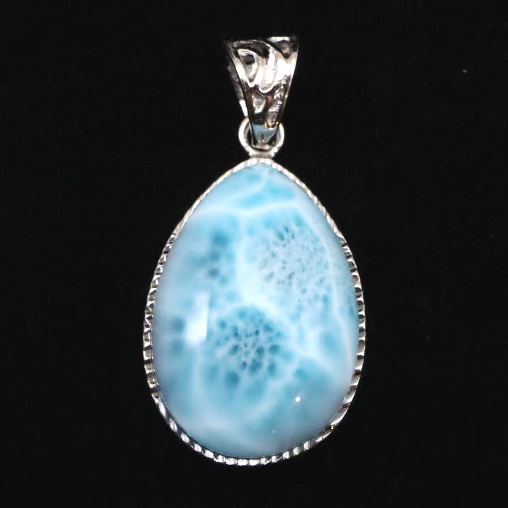 商品説明 商品名 ラリマー AAAA 23mmペアシェイプ　ペンダントトップ 8.5g　(ID:36725) サイズ(mm) 16 X 23(36) X 9 重量 8.6g 産地 ドミニカ共和国パオルコ鉱山 金属部分の材質 シルバー925 コメント ◆　本商品写真は現物のものです。写真の商品をお届けします。カリブ海に浮かぶドミニカ共和国でのみ産出される、世界三大ヒーリングストーンの一つ「ラリマー（ブルーペクトライト）」のペンダントトップです。石の表面には、南国の浅瀬の水面をそのまま切り取ったような、鮮やかなライトブルーと白い波模様がくっきりと美しく浮かび上がっています。◆　ラリマーは、カリブ海のドミニカ共和国バラオナ州でのみ産出される希少な青色ペクトライトで、「カリブの宝石」とも呼ばれます。繊維状組織が織りなす波紋模様と水色から青緑色にかけての色合いが特徴で、その発色は微量元素の置換に由来するとされています。モース硬度は4.5?5と比較的柔らかく、完全な劈開を持つため加工には高度な技術が必要ですが、丁寧に研磨された石は美しい光沢を放ちます。見た目の清涼感から海や空を思わせ、装飾品として高い人気を誇ります。さらにメタフィジカルな側面では、ラリマーは「平和と調和の石」とされ、心を静めて柔らかなエネルギーをもたらすと伝えられています。持つ人に安らぎを与え、心身のバランスを整える象徴としても大切にされる石です。 ご注意事項 ◆　本商品は、当社運営の他WEBショップにて販売している為、在庫更新のタイミングにより、欠品が生じる可能性がございます。予めご了承のほどお願いいたします。【y8jt&yu3#s】