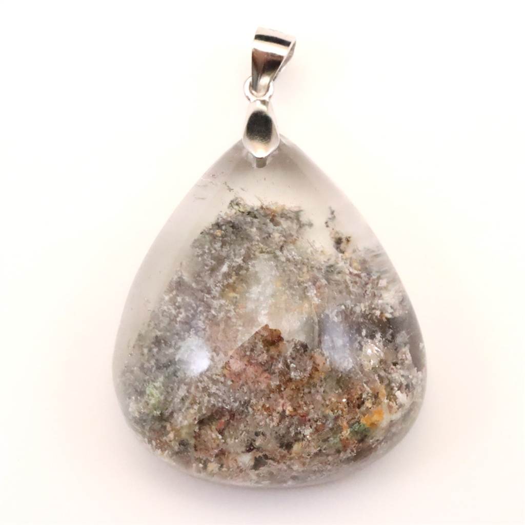 商品説明 商品名 庭園水晶 ガーデンクォーツ　29 x25mm　ドロップ ペンダントトップ 14.6g　(ID:56045) サイズ(mm) 25 X 29(38) X 13 重量 14.6g 産地 ブラジル 金属部分の材質 シルバー925 コメント ◆　本商品写真は現物のものです。写真の商品をお届けします。◆　透明な水晶の内部に、緑泥石（クローライト）や酸化鉄、角閃石などの鉱物が内包され、まるで森や苔、海底などの美しい風景が広がって見えることからその名がつきました。別名「草入り水晶」とも呼ばれ、一つとして同じ景色が存在しない、悠久の時が作り出した自然のアートです。◆　エネルギーの側面では、内なる視覚を活性化する「シャーマニック・ドリーム・クリスタル」としての性質を持ちます。この石の描く風景に意識を委ねることで、過去のトラウマを優しく癒やし、深い瞑想状態へと導くとされます。また、水晶の中の庭園に願いの種を蒔くように、持ち主の夢や願望を現実世界でしっかりと根付かせ、具現化させるための強力なサポーターとなると云われています。 ご注意事項 ◆　本商品は、当社運営の他WEBショップにて販売している為、在庫更新のタイミングにより、欠品が生じる可能性がございます。予めご了承のほどお願いいたします。【y8jt&yu3#s】