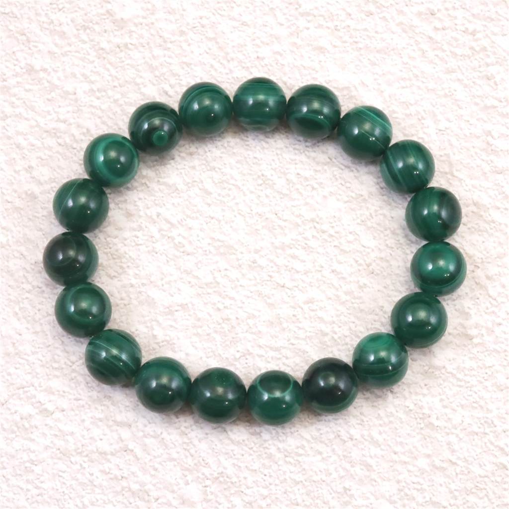 商品説明 商品名 コンゴ産マラカイト 天眼孔雀石 11mm玉ブレスレット　52.4g　(ID:65035) サイズ(mm) ビーズ寸法： 11mm × 19珠　ブレス内周：約18cm　 重量 52.4g 産地 コンゴ民主共和国 金属部分の材質 --　 コメント ◆　本商品写真は現物のものです。写真の商品をお届けします。◆　アフリカ・コンゴ民主共和国で産出された、発色の良い美しいマラカイト（孔雀石）を使用した玉ブレスレットです。マラカイトは、濃淡のある鮮やかな緑色が織りなす縞模様が孔雀の美しい羽のように見えることから、古くから装飾品や顔料として世界中で大切にされてきた歴史深い天然石です。本品は、その独特の縞模様に加え、古来より邪気を払うとされる「天眼（アイ）」と呼ばれる同心円状の目玉模様がはっきりと表れた高品質なビーズを厳選して組み上げています。マラカイトはネガティブなエネルギーからの保護に適した石のひとつです。オーラフィールドにポジティブな波動を染み渡らせ、危険の存在を「感知する」、サイキックな「レーダー」を活性化します。また、マラカイトはハートのための最も健全なパターンを発すると言われています。 ご注意事項 ◆　本商品は、当社運営の他WEBショップにて販売している為、在庫更新のタイミングにより、欠品が生じる可能性がございます。予めご了承のほどお願いいたします。【y8jt&yu3#s】