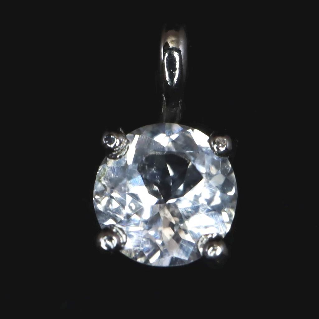 商品説明 商品名 ロシア産 フェナカイト 4mmラウンド ペンダントトップ 0.31g　(ID:13355) サイズ(mm) 4 X 4(8) X 3 バチカン通し穴：約1.9X0.9 重量 0.31g 産地 ロシア 金属部分の材質 シルバー925 コメント ◆　本商品写真は現物のものです。写真の商品をお届けします。◆　フェナサイト（フェナイカイト）はブラジル、スリランカ、マダガスカル、メキシコ、ジンバブエ、ザンビア、ノルウェー、ロシア、タンザニア、スイス、米国、ミャンマー（ビルマ）で発見されている硬度7．5〜8のベリリウムの珪酸塩です。フェナサイトは大変希少な鉱物ですが、特に形状が整っていて透明度の高い結晶は希少価値が高いと言われております。◆　ロバート・シモンズ氏より....フェナカイトは、ほとんどどのような人においても、あるいは、一度に複数のグループの人々においてさえ、サードアイ、クラウンチャクラ、内なるヴィジョンを見る能力を活性化するのに充分強力な、パワフルで高い波動を発しています。ライトボディの活性化のためと、個人のライトボディを、調和し、意識的に肉体とつながる状態にするために非常に有益です。このような石の助けにより、経験を積んだクリスタルワーカーはきっと、高次の領域全体をライトボディで旅し、物質次元にいる人々のためになる情報を持ち帰ることができるでしょう。 ご注意事項 ◆　本商品は、当社運営の他WEBショップにて販売している為、在庫更新のタイミングにより、欠品が生じる可能性がございます。予めご了承のほどお願いいたします。【y8jt&yu3#s】