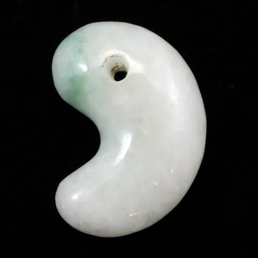 商品説明 商品名 糸魚川翡翠 ヒスイ 小滝産 薄緑 22mm勾玉 ディレクトリカード付 5.07g　(ID:65627) サイズ(mm) 15 X 22 X 8 重量 5.07g 産地 新潟県 糸魚川市 小滝 金属部分の材質 --- コメント ◆　本商品写真は現物のものです。写真の商品をお届けします。後半の画像は白色LEDを背面から当てて撮影しております。◆　小滝産の希少原石を使用して作られた勾玉です。画像のディレクトリカードをお付けいたします。◆　新潟県糸魚川市で産出される糸魚川翡翠は、日本国内で唯一の本翡翠の産地として知られ、古くから勾玉や装飾品に重用されてきました。本品は、その貴重な糸魚川翡翠を用いた勾玉です。翡翠は古来、魔除けや守護の石として親しまれ、持ち主の心身を守る存在とされています。小滝川の清流で洗われ、日本海の荒波に磨かれた糸魚川翡翠は、ミャンマー産翡翠に見られる風化皮膜を持たず、半艶のなめらかな質感と、結晶面の煌めきが魅力です。 ご注意事項 ◆　本商品は、当社運営の他WEBショップにて販売している為、在庫更新のタイミングにより、欠品が生じる可能性がございます。予めご了承のほどお願いいたします。【y8jt&yu3#s】