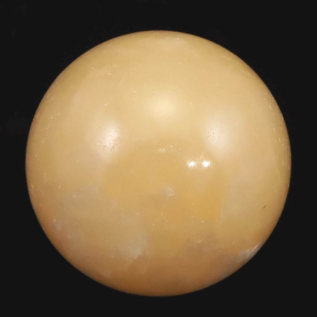 商品説明 商品名 メキシコ産 アラゴナイト 霰石 54mmスフィア　228g　(ID:76004) サイズ(mm) 直径　約54mm 重量 228g 産地 メキシコ 金属部分の材質 --- コメント ◆　本商品画像は現物のものです。画像の商品をお届けします。メキシコ産のアラゴナイト（和名：霰石）の原石を、直径54mmの丸玉（スフィア）に研磨した商品です。◆　アラゴナイトはカルサイト（方位磁石）と同じ炭酸カルシウムを主成分とする同質異像の鉱物です。本品は特有の柔らかなハニーイエローの色合いをベースに、白色の模様が波や雲のように重なり合って形成されている様子が確認できます。　◆　硬度が低く、へき開性により一定方向に割れやすいため取り扱いには注意願います。　 ご注意事項 ◆　本商品は、当社運営の他WEBショップにて販売している為、在庫更新のタイミングにより、欠品が生じる可能性がございます。予めご了承のほどお願いいたします。【y8jt&yu3#s】