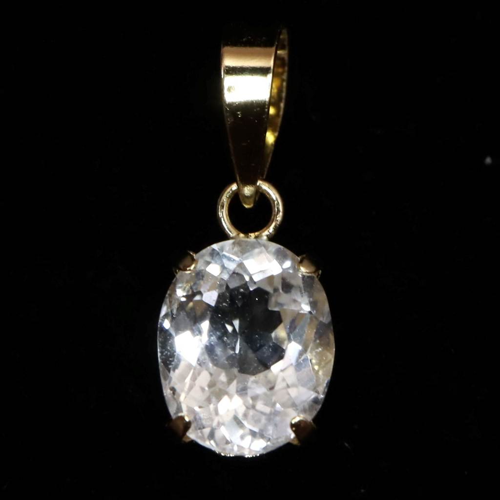 商品説明 商品名 ロシア産 フェナカイト 6.7mm オーバルカット ペンダントトップ K18YG 鑑別書付 0.75ct　(ID:91762) サイズ(mm) 石の大きさ：6.7X5.3（オーバルカット）　バチカン通し穴：3.8X2.5 重量 石の重さ：0.75ct　 産地 ロシア 金属部分の材質 K18YG（18金イエローゴールド） コメント ◆　本商品写真は現物のものです。写真の商品をお届けします。鑑別書付きです。◆　ロシア産フェナカイトは、ウラル山脈やヤクート地方といった極寒の地で採掘される稀少鉱物です。厳しい環境により採掘自体が難しく、結晶は花崗岩やペグマタイト中にごく限られて産出するため、大きく透明度の高い標本は特に入手困難です。化学組成はBe?SiO?で、モース硬度は7.5~8と水晶より硬く、耐久性に優れます。結晶は柱状や短柱状を示し、無色透明から淡い褐色・黄色を帯することもあります。屈折率が高いため強い光沢と輝きを放ち、研磨するとダイヤモンドのような鋭いブリリアンスを見せることから、宝石質の結晶は特に珍重されます。ヒーリングの分野では「高次の意識に働きかける石」とされ、瞑想時に思考を澄ませ、深い洞察をもたらすクリスタルとして扱われてきました。◆　ロバート・シモンズ氏より....フェナカイトは、ほとんどどのような人においても、あるいは、一度に複数のグループの人々においてさえ、サードアイ、クラウンチャクラ、内なるヴィジョンを見る能力を活性化するのに充分強力な、パワフルで高い波動を発しています。ライトボディの活性化のためと、個人のライトボディを、調和し、意識的に肉体とつながる状態にするために非常に有益です。このような石の助けにより、経験を積んだクリスタルワーカーはきっと、高次の領域全体をライトボディで旅し、物質次元にいる人々のためになる情報を持ち帰ることができるでしょう。 ご注意事項 ◆　本商品は、当社運営の他WEBショップにて販売している為、在庫更新のタイミングにより、欠品が生じる可能性がございます。予めご了承のほどお願いいたします。【y8jt&yu3#s】