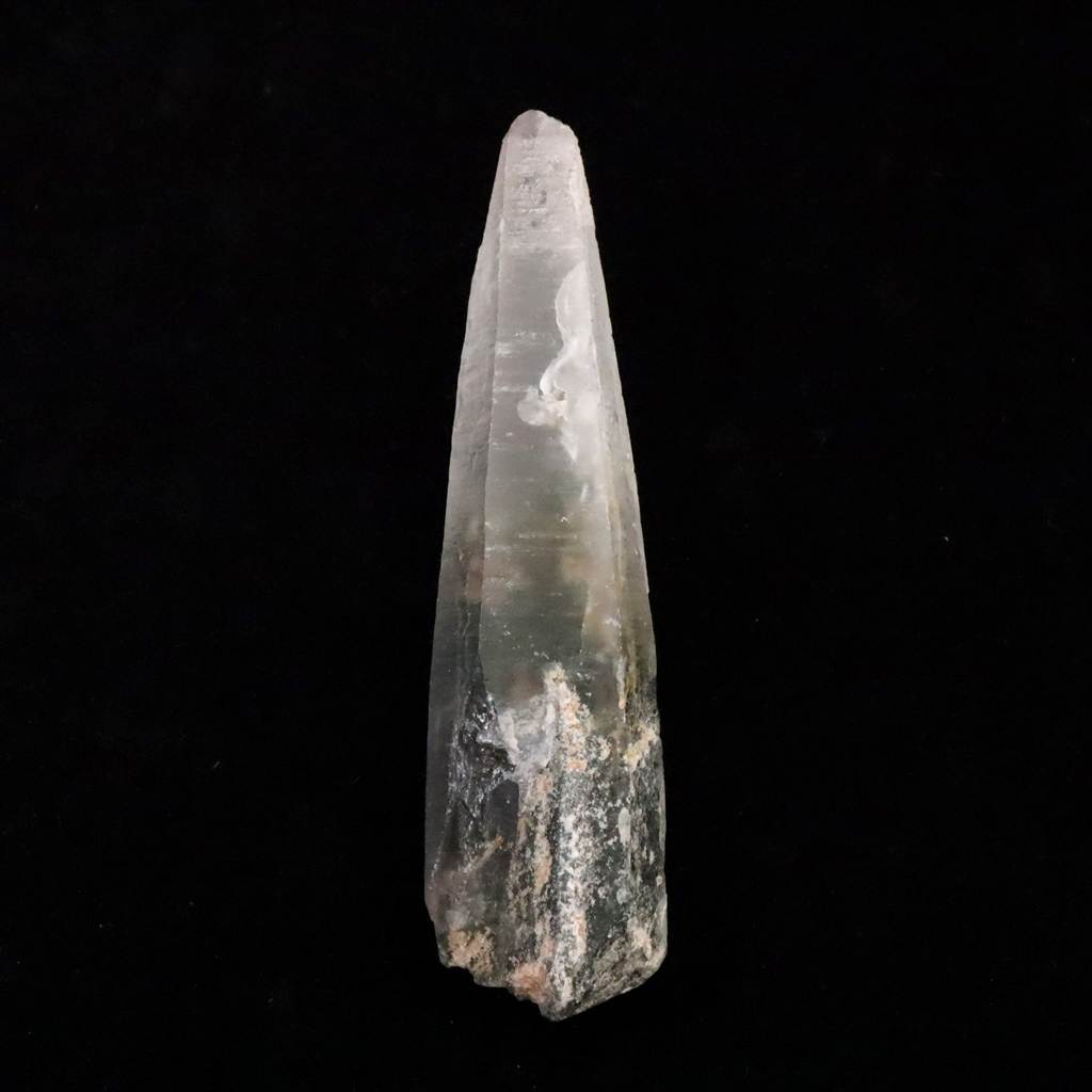 商品説明 商品名 ガネーシュヒマール産 ヒマラヤ水晶 102mm原石 クローライト付 60.8g　(ID:95069) サイズ(mm) 26 X 102 X 18 重量 60g 産地 ネパール バグマティ県 ガネーシュヒマール近郊 金属部分の材質 -- コメント ◆　本商品画像は現物のものです。画像の商品をお届けします。クローライトインクルージョン。本品は、結晶の下半分から根本にかけて、深い緑色をしたクローライト（緑泥石）が内部にたっぷりと内包（インクルージョン）されている様子が確認できます。先端に向かうにつれて水晶の透明度が増しており、内部に閉じ込められたクローライトの自然な模様が、クリアな結晶を通して透けて見える美しい構造を持っています。また、ガネーシュヒマール産水晶の鉱物学的な特徴である条線（横方向の成長線）も側面に刻まれております。◆　ガネーシュヒマール産水晶は、ネパールとチベットの国境近く、ヒマラヤ山脈のガネーシュヒマール地域（標高3000〜4000m）で手掘り採掘される希少な天然石です。高い透明度と、クローライト（緑泥石）、マイカ（雲母）、ヘマタイトなどのインクルージョンが特徴。深緑色やモザイク模様、小枝状の鋭い結晶、太めから先細る形状、バーコード状の成長線が現れ、ヒマラヤの壮大な自然を映し出します。流通量が少なく、個性的で神秘的な魅力を持つ水晶です。◆　ガネーシュヒマール産水晶は、ヒマラヤ山脈の中でも神聖視されるガネーシュヒマールで育まれた特別な水晶です。その産地はヒンドゥー教において象神ガネーシャと結びつけられ、障害を取り除き新たな道を開く力の象徴とされています。この地で形成された水晶は、大地と高山の清浄なエネルギーを内包すると考えられ、精神を浄化し、内面的な調和や瞑想を深める助けとなると信じられてきました。また、持ち主に高次の意識とのつながりを促し、困難な状況においても心を安定させる霊的な守護石として扱われています。その透明で清澄な輝きは、外界の雑念を払い、純粋な自己を映し出す鏡のような役割を果たすと伝えられています。 ご注意事項 ◆　本商品は、当社運営の他WEBショップにて販売している為、在庫更新のタイミングにより、欠品が生じる可能性がございます。予めご了承のほどお願いいたします。【y8jt&yu3#s】