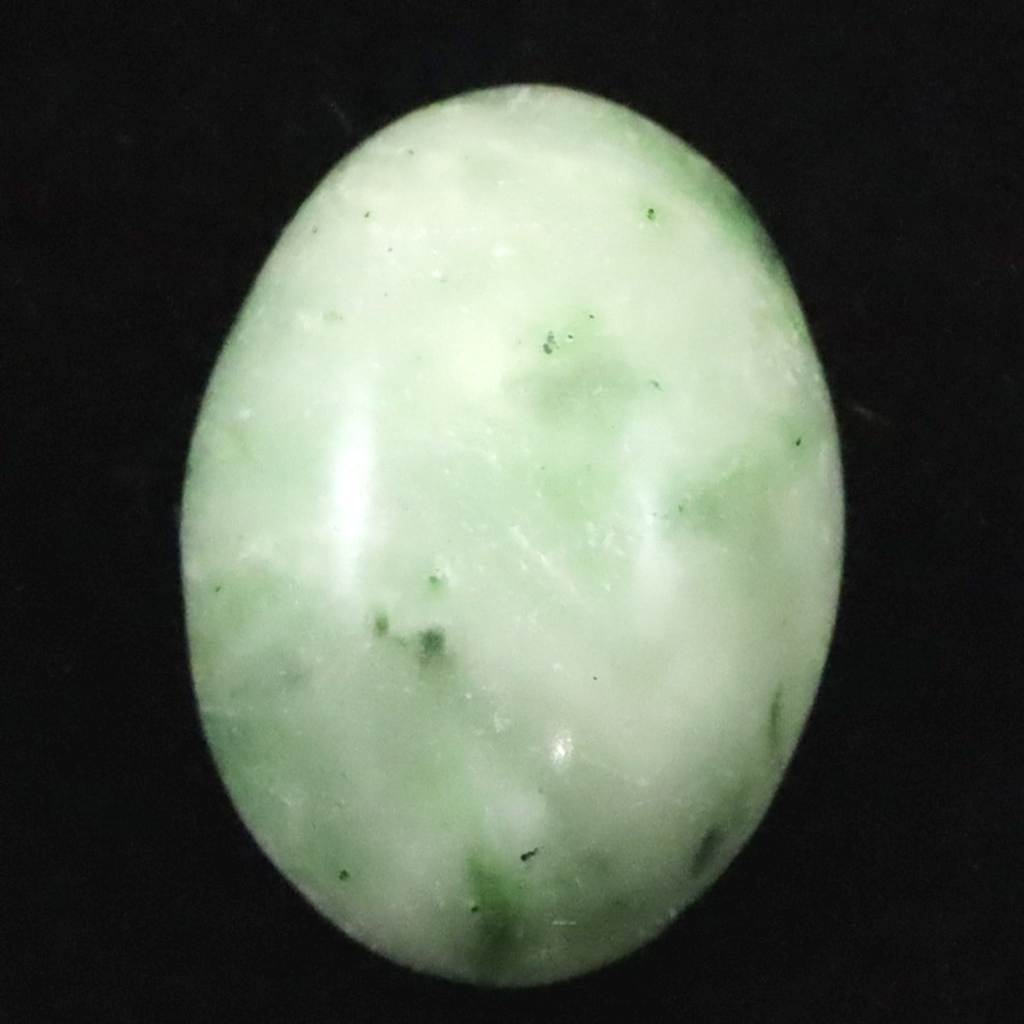 商品説明 商品名 日高翡翠（ホワイトグリーン） 18mm オーバル ルース 3.54g　(ID:48365) サイズ(mm) 13 X 18 X 7 重量 3.53g 産地 北海道日高市 金属部分の材質 金属なし コメント ◆　本商品画像は現物のものです。画像の商品をお届けします。日本銘石協会発行の証明書及び鉱石の説明書付きです。◆　1966年に北海道日高町千露呂川の支流、ペンケユクトラシナイ沢に翡翠様の石が発見されました。分析の結果、この鉱物はクロムを1％含む透輝石であることが分かりました。この石には織物構造が大変卓越していることから、この石の性質は強靭でいろいろの細工に耐えうる翡翠と断定することができたのです。本来、翡翠は硬玉（ジェダイト）と軟玉（ネフライト）に分けることができますが、日高ヒスイはクロム透輝石からなるので、ヒスイの新種とも言えます。番場猛夫博士(当時地質調査所)が、宝石学会誌に論文を公表したことにより、硬玉、軟玉につぐ「第三の翡翠」として世界で認められました。 ご注意事項 ◆　本商品は、当社運営の他WEBショップにて販売している為、在庫更新のタイミングにより、欠品が生じる可能性がございます。予めご了承のほどお願いいたします。【y8jt&yu3#s】