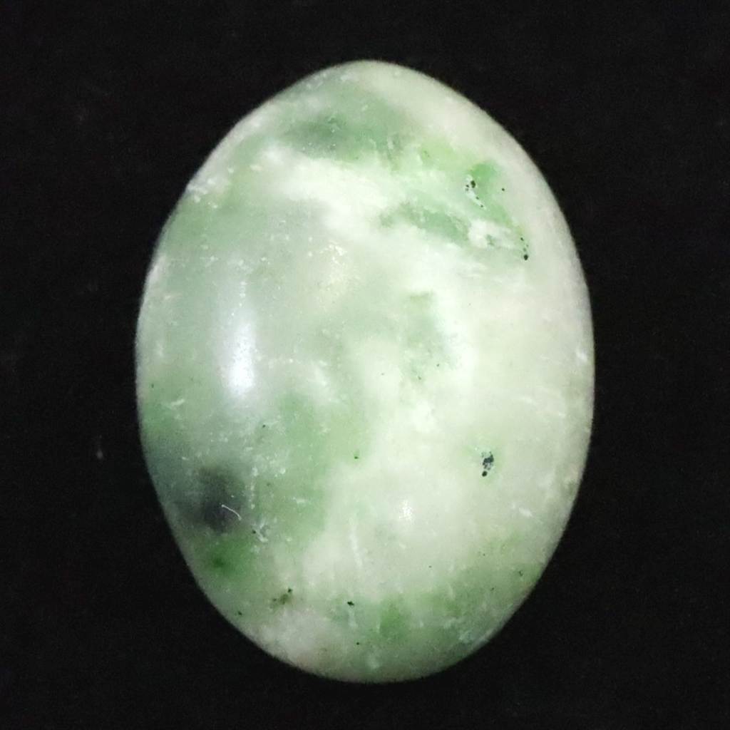 商品説明 商品名 日高翡翠（ホワイトグリーン） 18mm オーバル ルース 3.46g　(ID:64416) サイズ(mm) 13 X 18 X 7 重量 3.46g 産地 北海道日高市 金属部分の材質 金属なし コメント ◆　本商品画像は現物のものです。画像の商品をお届けします。日本銘石協会発行の証明書及び鉱石の説明書付きです。◆　1966年に北海道日高町千露呂川の支流、ペンケユクトラシナイ沢に翡翠様の石が発見されました。分析の結果、この鉱物はクロムを1％含む透輝石であることが分かりました。この石には織物構造が大変卓越していることから、この石の性質は強靭でいろいろの細工に耐えうる翡翠と断定することができたのです。本来、翡翠は硬玉（ジェダイト）と軟玉（ネフライト）に分けることができますが、日高ヒスイはクロム透輝石からなるので、ヒスイの新種とも言えます。番場猛夫博士(当時地質調査所)が、宝石学会誌に論文を公表したことにより、硬玉、軟玉につぐ「第三の翡翠」として世界で認められました。 ご注意事項 ◆　本商品は、当社運営の他WEBショップにて販売している為、在庫更新のタイミングにより、欠品が生じる可能性がございます。予めご了承のほどお願いいたします。【y8jt&yu3#s】