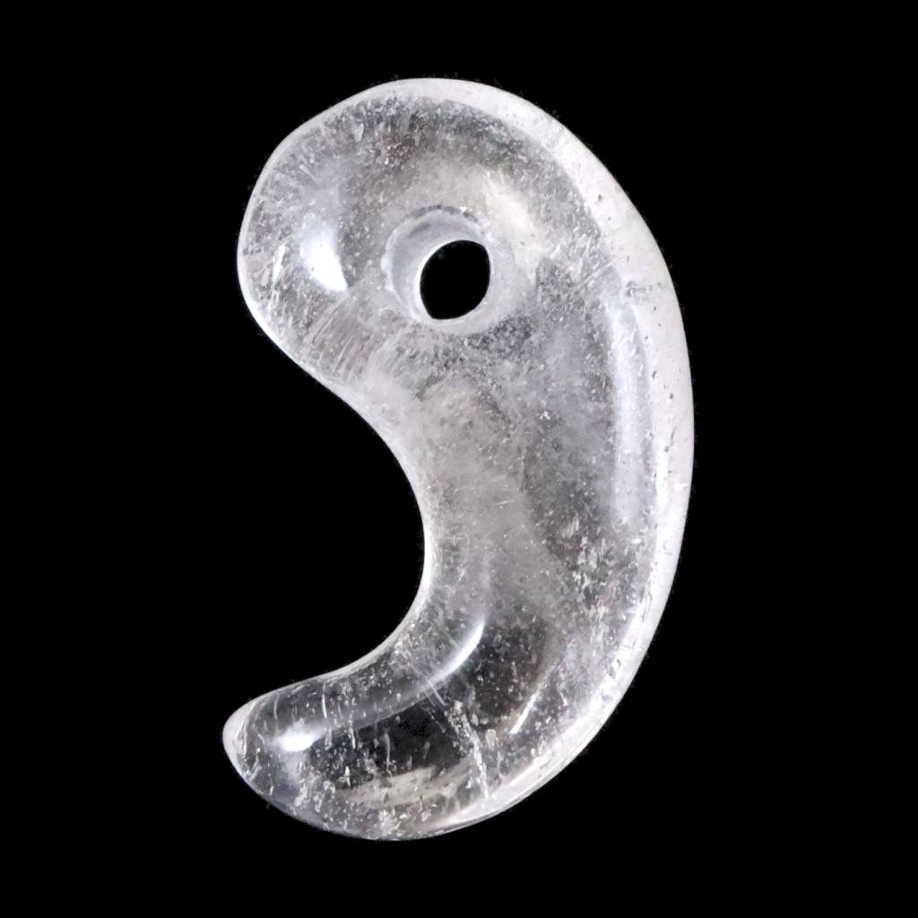 商品説明 商品名 チベット カイラス産 ヒマラヤ水晶 26mm勾玉 4.4g　(ID:15414) サイズ(mm) 16 X 26 X 8 重量 4.4g 産地 チベット自治区プラン県 カイラス山周辺 金属部分の材質 金属なし コメント ◆　本商品画像は現物のものです。画像の商品をお届けします。◆　カイラス山はチベット高原西部にそびえる標高6656mの独立峰であり、チベットで最大の巡礼地で、チベット仏教、ボン教（チベットの伝統宗教）、ヒンドゥー教、ジャイナ教にとっての聖地（聖山）となっています。カイラス山の周囲の巡礼路（一周約52km)を、チベット仏教徒は右回りに、ボン教徒は左回りにコルラと呼ばれる巡礼行為を行います。聖山である為、登頂は許可されておりませんので現在流通するカイラス産水晶はカイラス山の周囲で採掘されたものと思われます。周辺地域といっても標高はかなり高いので、一年のうちで採掘できる期間が短く、さらに手掘り採掘のため、流通量が限定されています。◆　カイラスでは、「チベットの修行僧が法力を高める為に、カイラス山に登り水晶を持って降りてくる」 修行があったとも言われています。そのため、カイラス山の水晶は特別な力が宿る神聖なものと考えられています。◆　石の特徴としては、透明度が高いもの、微小水晶が付着しているいるもの、ガーデン、黄色いもの等があり、形状としては、カテドラル やレコードキーパー、セルフヒールド、キー（他の水晶がくっついていた跡）といったマスタークリスタルとしての要素も多く見られます。 ご注意事項 ◆　本商品は、当社運営の他WEBショップにて販売している為、在庫更新のタイミングにより、欠品が生じる可能性がございます。予めご了承のほどお願いいたします。【y8jt&yu3#s】