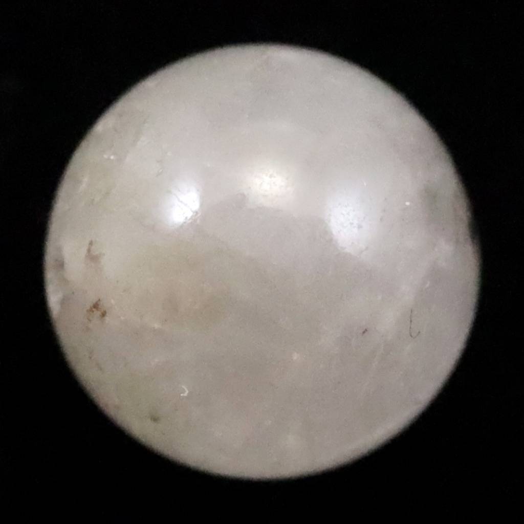 商品説明 商品名 ブラジル産 フェナカイト 8.6mm玉ビーズ 一粒 現物 鑑別済 4.92ct 　(ID:10046) サイズ(mm) ビーズ寸法： 外径約8.6mm 重量 4.92ct 産地 ブラジル 金属部分の材質 金属なし コメント ◆　本商品画像は現物のものです。画像の商品をお届けします。ブラジル産フェナカイトの粒売りビーズ（穴あき）です。鑑別書はブレスレットで取得しましたので個々のビーズにはお付けいたしません。予めご了承ください。◆　フェナサイト（フェナイカイト）はブラジル、スリランカ、マダガスカル、メキシコ、ジンバブエ、ザンビア、ノルウェー、ロシア、タンザニア、スイス、米国、ミャンマー（ビルマ）で発見されている硬度7．5〜8のベリリウムの珪酸塩です。フェナサイトは大変希少な鉱物ですが、特に形状が整っていて透明度の高い結晶は希少価値が高いと言われております。◆　ロバートシモンズ氏によるコメントフェナカイトは、ほとんどどのような人においても、あるいは、一度に複数のグループの人々においてさえ、サードアイ、クラウンチャクラ、内なるヴィジョンを見る能力を活性化するのに充分強力な、パワフルで高い波動を発しています。ライトボディの活性化のためと、個人のライトボディを、調和し、意識的に肉体とつながる状態にするために非常に有益です。このような石の助けにより、経験を積んだクリスタルワーカーはきっと、高次の領域全体をライトボディで旅し、物質次元にいる人々のためになる情報を持ち帰ることができるでしょう。 ご注意事項 ◆　本商品は、当社運営の他WEBショップにて販売している為、在庫更新のタイミングにより、欠品が生じる可能性がございます。予めご了承のほどお願いいたします。【y8jt&yu3#s】
