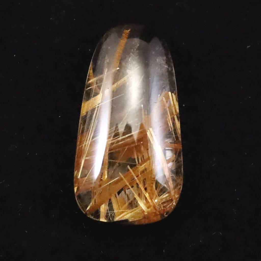 商品説明 商品名 ゴールド タイチンルチル クォーツ 18.3mm ペアシェイプ ルース 18.3ct　(ID:41278) サイズ(mm) 13 X 24 X 6 重量 18.3ct 産地 ブラジル 金属部分の材質 金属なし コメント ◆　本商品画像は現物のものです。画像の商品をお届けします。極太の黄金針が力強い存在感を放つ、ゴールドタイチンルチルクォーツのルースです。高温高圧の地中で石英が結晶化する際、二酸化チタンが同時に取り込まれることで美しい金色のインクルージョンが形成されます。ふっくらとなめらかな形状に研磨された透明な石肌を通して、板状に太く発達したルチルが光を捉え輝きを放ちます。◆　ルチルクォーツは高次のマインドを活性化し、スピリチャルな特質の情報と知識を得ることを援助します。光のエネルギーを細胞レベルにグラウンディングさせ、個人の存在のすべてのレベルに啓蒙をもたらすのを助けます。オレンジ色から金色味を帯びたルチルは、個人の創造のエネルギーと、神からのインスピレーションを受け取る能力を活性化します。ルチルクォーツは個人のエネルギーフィールドに光のエネルギーを注ぎ込み、テレパシーによるコミュニケーション、芸術や著述などの創造的な試みのためにスピリチャルなインスピレーションを受け取ること、あるいは、サイキック能力を高めます。 ご注意事項 ◆　本商品は、当社運営の他WEBショップにて販売している為、在庫更新のタイミングにより、欠品が生じる可能性がございます。予めご了承のほどお願いいたします。【y8jt&yu3#s】