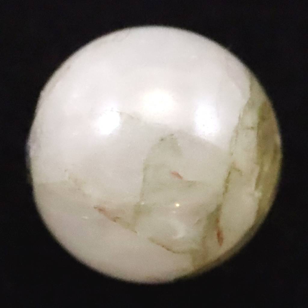 商品説明 商品名 ブラジル産 フェナカイト 8.6mm玉ビーズ 一粒 現物 鑑別済 4.90ct 　(ID:55980) サイズ(mm) ビーズ寸法： 外径約8.6mm 重量 4.90ct 産地 ブラジル 金属部分の材質 金属なし コメント ◆　本商品画像は現物のものです。画像の商品をお届けします。ブラジル産フェナカイトの粒売りビーズ（穴あき）です。鑑別書はブレスレットで取得しましたので個々のビーズにはお付けいたしません。予めご了承ください。◆　フェナサイト（フェナイカイト）はブラジル、スリランカ、マダガスカル、メキシコ、ジンバブエ、ザンビア、ノルウェー、ロシア、タンザニア、スイス、米国、ミャンマー（ビルマ）で発見されている硬度7．5〜8のベリリウムの珪酸塩です。フェナサイトは大変希少な鉱物ですが、特に形状が整っていて透明度の高い結晶は希少価値が高いと言われております。◆　ロバートシモンズ氏によるコメントフェナカイトは、ほとんどどのような人においても、あるいは、一度に複数のグループの人々においてさえ、サードアイ、クラウンチャクラ、内なるヴィジョンを見る能力を活性化するのに充分強力な、パワフルで高い波動を発しています。ライトボディの活性化のためと、個人のライトボディを、調和し、意識的に肉体とつながる状態にするために非常に有益です。このような石の助けにより、経験を積んだクリスタルワーカーはきっと、高次の領域全体をライトボディで旅し、物質次元にいる人々のためになる情報を持ち帰ることができるでしょう。 ご注意事項 ◆　本商品は、当社運営の他WEBショップにて販売している為、在庫更新のタイミングにより、欠品が生じる可能性がございます。予めご了承のほどお願いいたします。【y8jt&yu3#s】