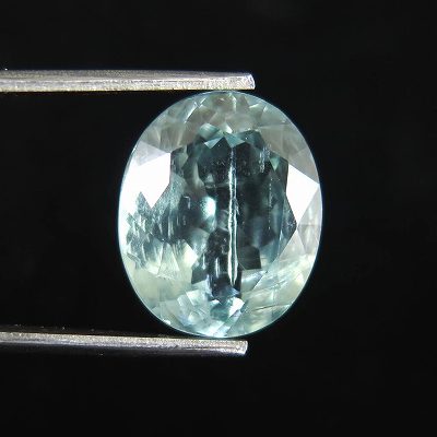 商品説明 商品名 スカイカイヤナイト 3A 12mmオーバル ファセットカット ルース 5.6ct　(ID:40776) サイズ(mm) 12 X 10 X 5.5 重量 5.6ct 産地 タンザニア 金属部分の材質 --- コメント ◆　本商品写真は現物のものです。写真の商品をお届けします。 緑がかった優しいブルーカラーとカットによる輝きが美しいお品です。◆　カイアナイトは、つながりの石であり他者とのコミュニケーションにおいて助けになることができます。また、サイキック能力を呼び起こし、高次の存在とのコミュニケーションを促し、瞑想やヒーリングのセッションの間にサードアイを開くために用いることもできます。 ご注意事項 ◆　本商品は、当社運営の他WEBショップにて販売している為、在庫更新のタイミングにより、欠品が生じる可能性がございます。予めご了承のほどお願いいたします。【y8jt&yu3#s】