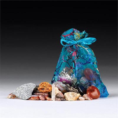 商品説明 商品名 H&E社　ドリームポーチ　【エネルガイザー】　(ID:kep031) サイズ(mm) - 重量 約70〜100g 産地 ニュージーランド（ヴォルテクサイト）、他 金属部分の材質 - コメント ◆　ドリームポーチ はロバートシモンズ氏が提唱するあるテーマに基づいた最も有益な石の組み合わせの詰め合わせであり、70〜100g程度の原石及びタンブルがメッシュのポーチに入っております。使用方法は、夜枕の下に置いたり、瞑想中に手にもったり、または日常的にポケットやバッグに入れておいたりと、様々なシチュエーションでお楽しみ頂きます。単独に購入されるよりも大幅に価格が安価に設定されております。◆　【エネルガイザー】ポーチは、中に【ヴォルテクスサイト、シナゼツ、エンパワーライト、ガーディアナイト、シュンガイト、カーネリアン、カウリライト】という活力、スタミナ及び健康高めると言われるの石の組み合わせとなっております。◆　ポーチ中身の画像はサンプル・イメージとなります。◆　商品が欠品の場合もH&E社よりお取り寄せが可能です。お気軽にお問い合わせください。（納期：4週間程度） ご注意事項 ◆　本商品は、当社運営の他WEBショップにて販売している為、在庫更新のタイミングにより、欠品が生じる可能性がございます。予めご了承のほどお願いいたします。【y8jt&yu3#s】